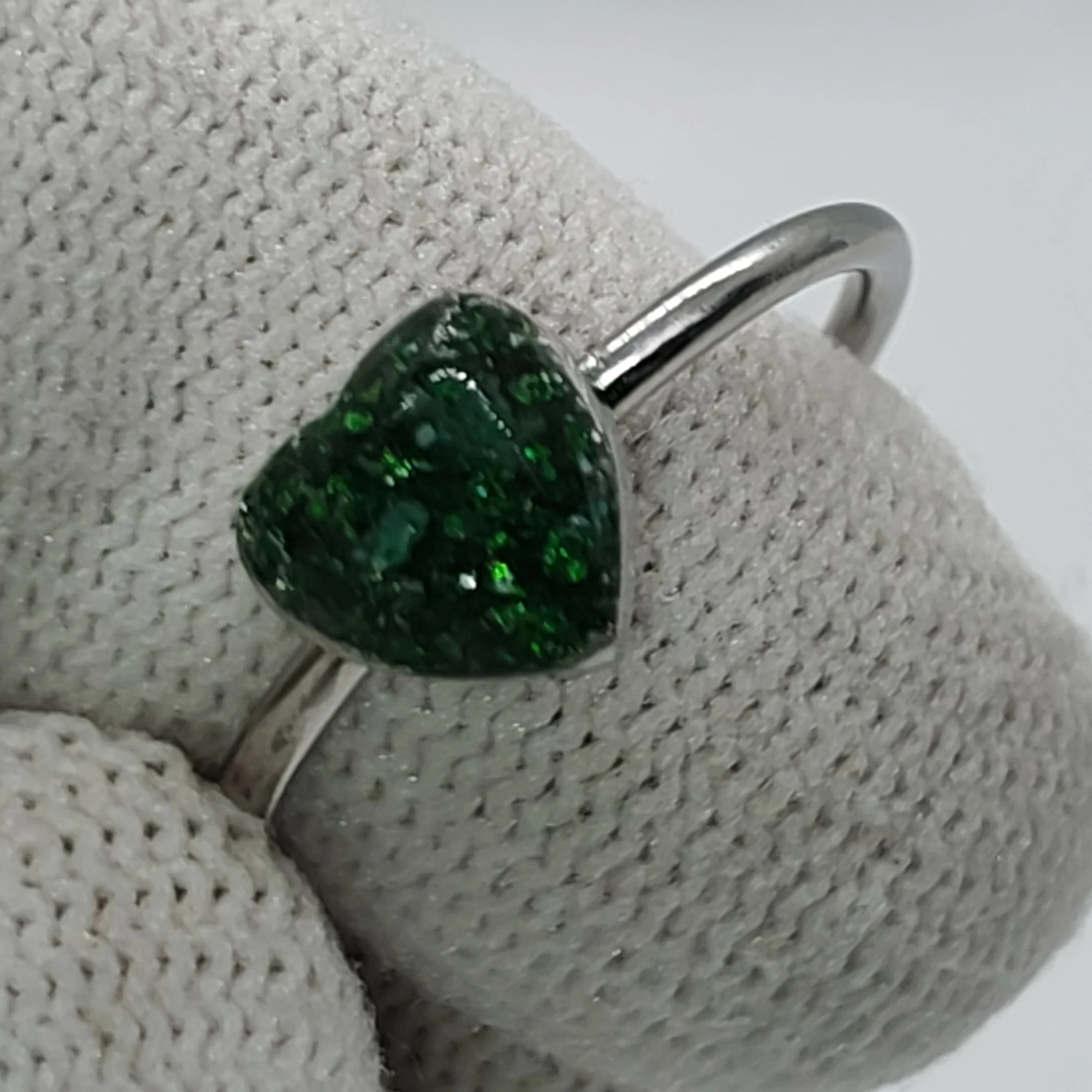 Sortija talla 8. 5 de Esmeraldas y Mica Verde  2
