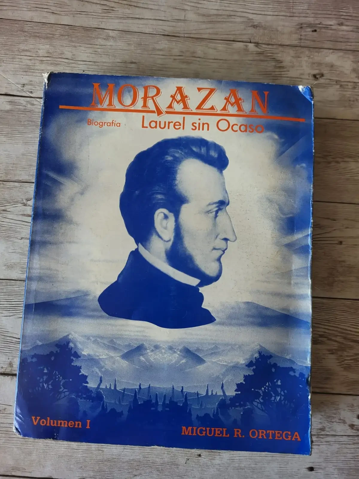 Laurel sin ocaso / Miguel R. Ortega