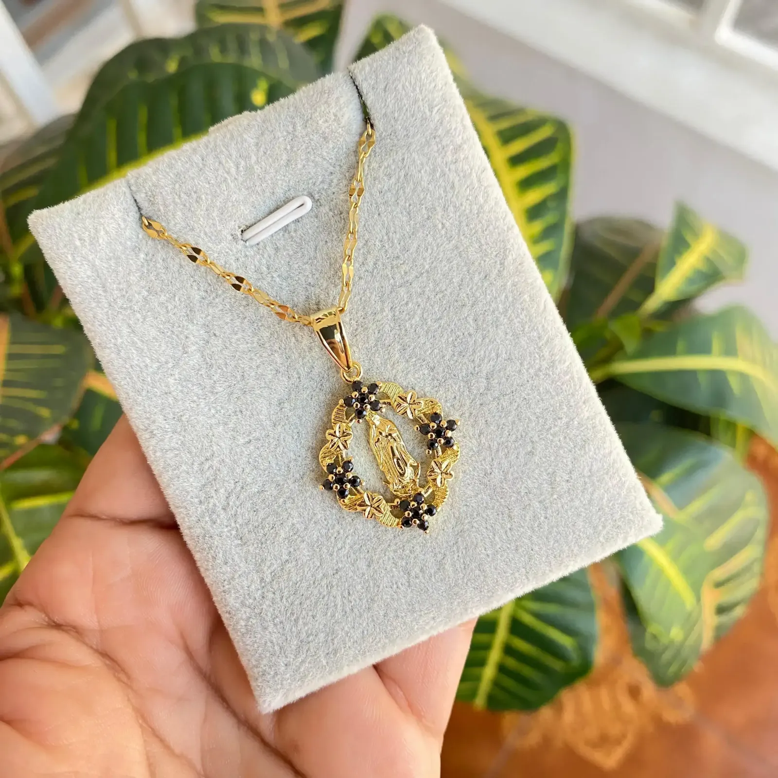 Cadena Y Dije En Acero Con Piedra Circon De Virgen Flores Negras 3