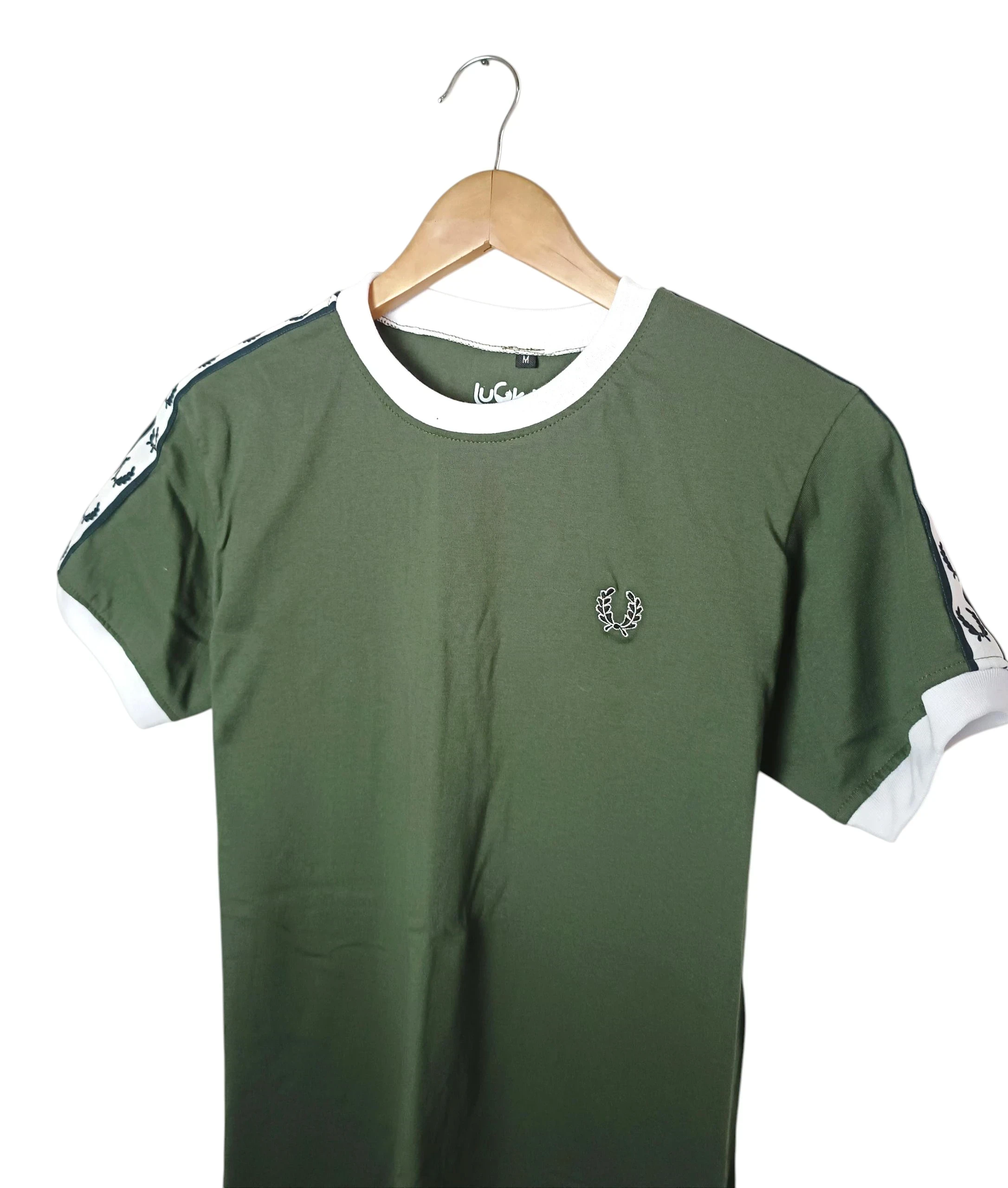 Camsieta con cinta de laureles con hombros verde militar 