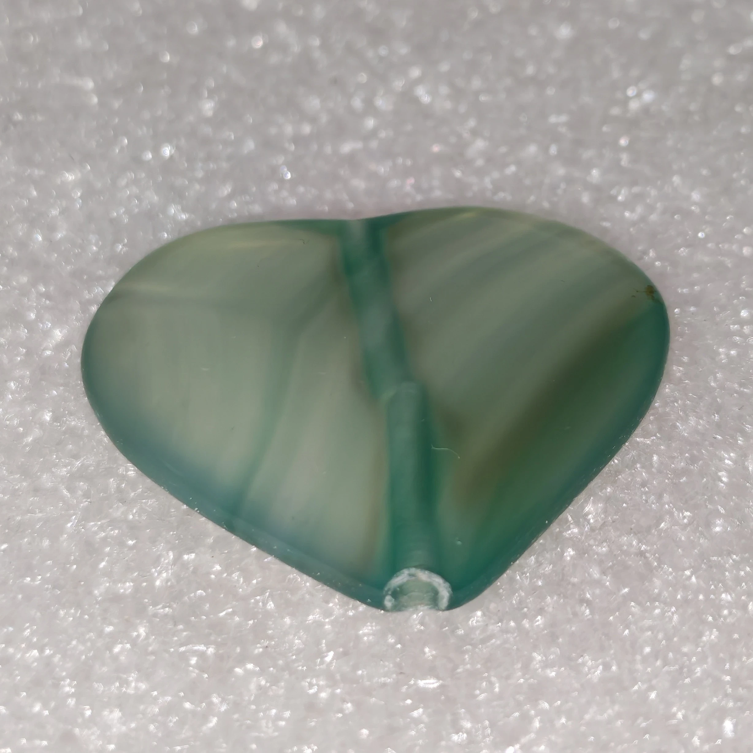 Corazón de fluorita verde natural perforado 3