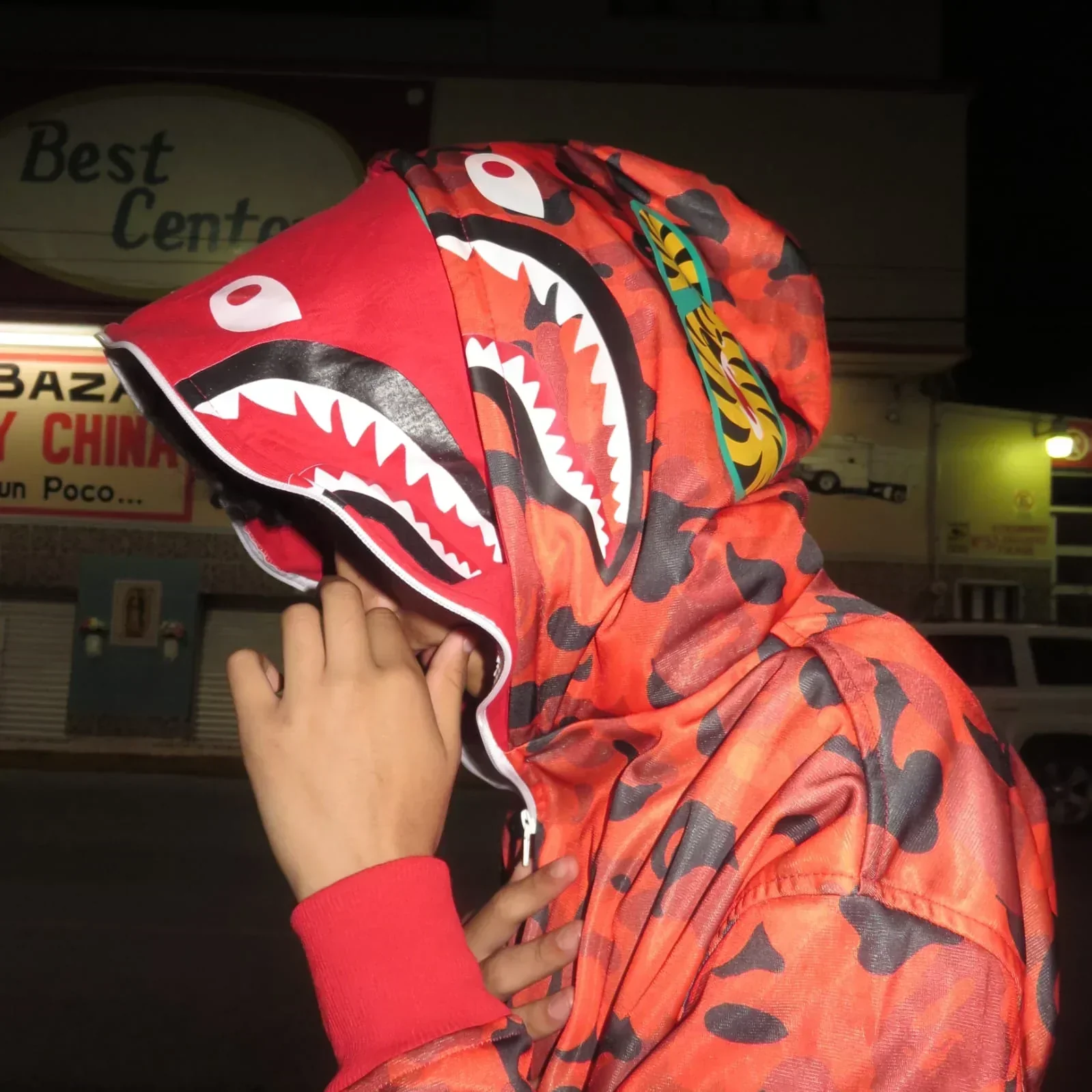 Chamarra doble gorro shark roja moteada 5