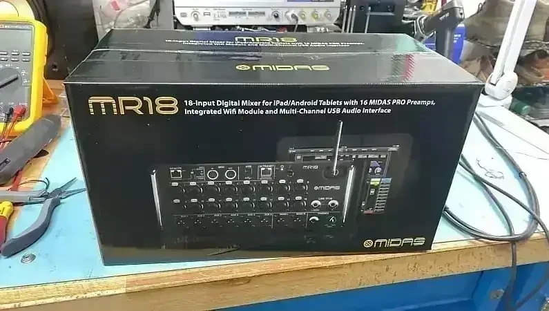 CONSOLA DIGITAL MIDAS MR18 Mezclador Digital Mezcla digital  40 bits proporciona 112dB de rango dinámico Interfaz de audio completa de 18 canales para grabación y reproducción. La mezcla automática estilo Dugan maneja perfectamente los niveles de micrófono El DSP integrado incluye 4 procesadores de efectos independientes. Dinámica completa y ecualizador disponible para master estéreo y los 6 buses auxiliares Elija entre los tipos de ecualizador gráfico paramétrico de 6 bandas o de 31 bandas Ultranet admite sistemas de mezcla / mezcladores personales Behringer Powerplay P16 Router Wi-Fi integrado de tres modos para conexiones inalámbricas estables y seguras Las aplicaciones gratuitas de iOS y Android te permiten tomar el control total de tu mezcla El software gratuito y la conectividad Ethernet ofrecen control de PC con Mac, Windows y Linux Agregue control táctil a través de cualquier superficie de control MIDI / USB Incluye orejas de montaje en bastidor para bastidores de equipo estándar de 19″ 4