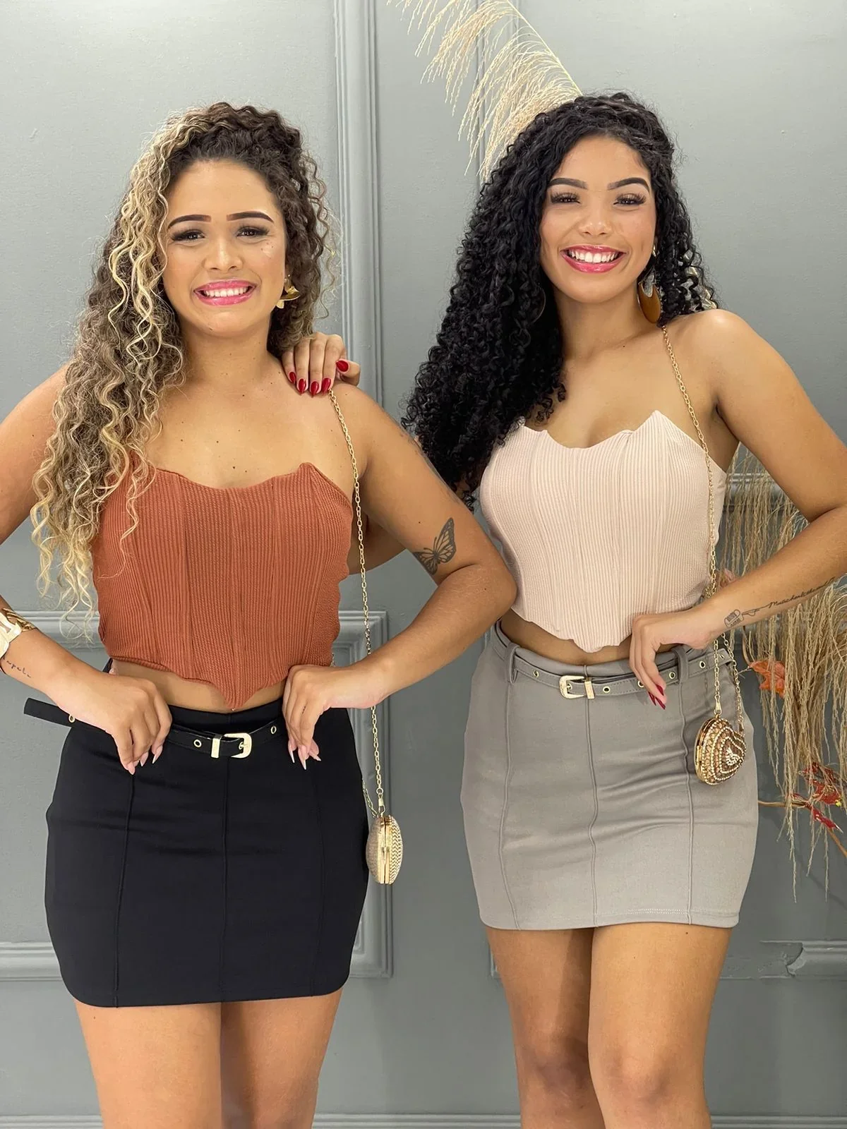 SAIA COM SHORT POR BAIXO COM CINTO