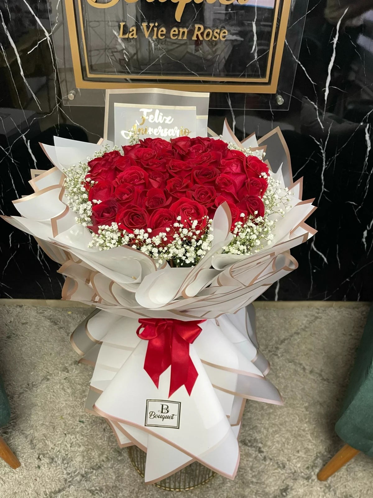 Ramilete redondo en base con rosas y gipso