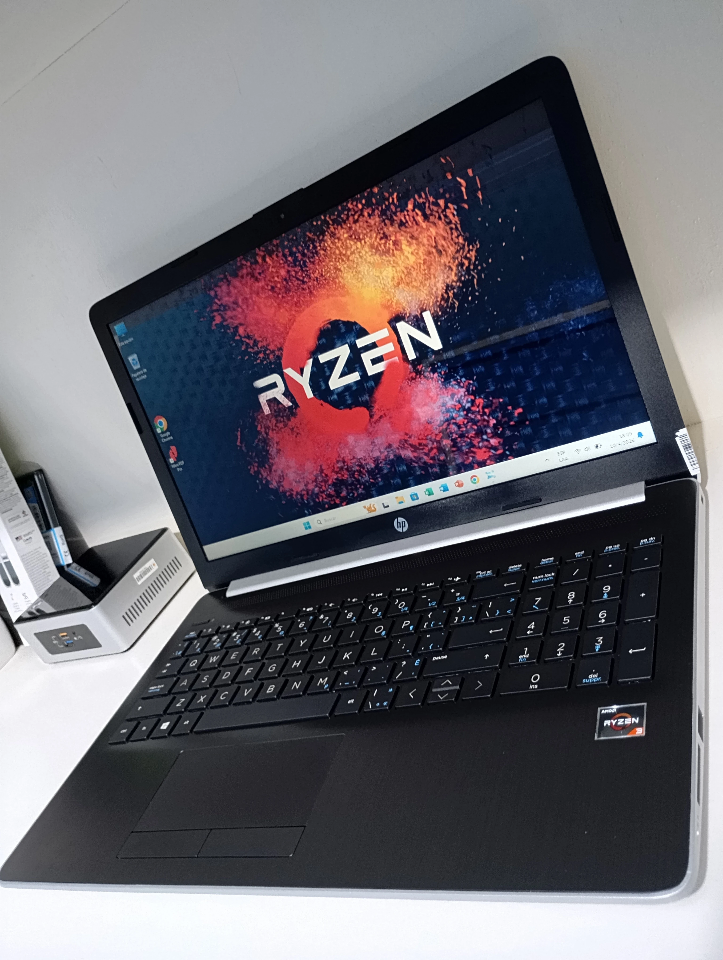Hp Ryzen 3 Gris / Negro 8/120 Sin Detalles  3