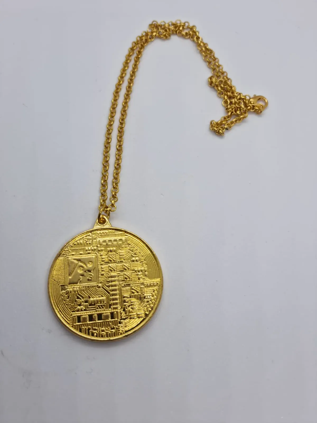 COLLAR BITCOIN DORADO  2