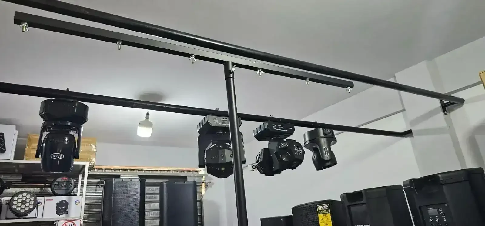 Estructura de luces en forma de T  Todo el cuerpo y los seguros son 100% de fierro nada de plástico 2