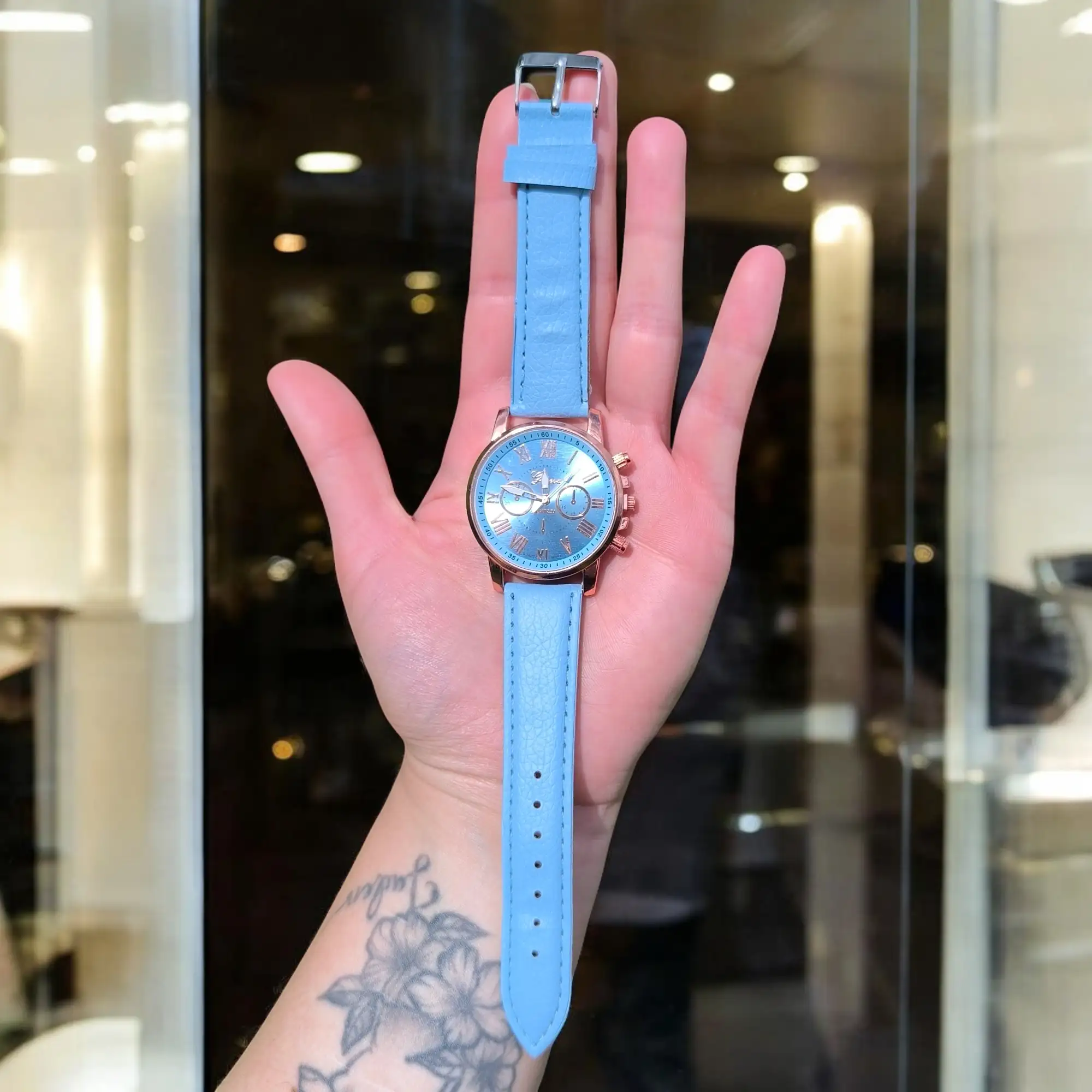 Reloj redondo celeste 