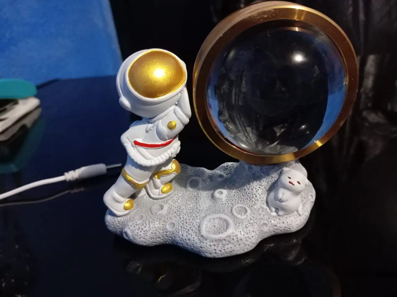 Astronauta sostiendo esfera (lamapara)  2