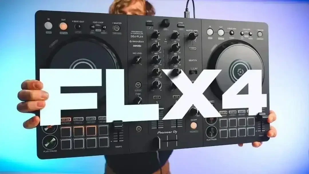 💥DDJ-FLX4 CONTROLADOR DJ P💥  PEDIDOS : 69442828  PEDIDOS POR MAYOR : 69482978   Compatibilidad con rekordbox y Serato    Puedes utilizar el software DJ rekordbox o Serato DJ Lite de forma gratuita conectando tu PC/Mac al DDJ-FLX4 para completar tu configuración DJ. Y si deseas actualizar a Serato DJ Pro, puedes comprar una licencia o suscripción para la versión premium del software.    Soporte para múltiples dispositivos    Tanto si deseas conectarte a un PC, Mac, iPhone, iPad o un teléfono o tableta Android, el DDJ-FLX4 tiene un diseño versátil. Aún mejor, si utilizas el controlador con rekordbox para iOS/Android cuando la actualización esté disponible a principios de 2023, puedes conectarte a tu dispositivo a través de Bluetooth® o USB. Por lo tanto, no hay nada que te impida probar a ser DJ.    Diseño portátil fácil de usar y diseño profesional    El diseño de los controles en el DDJ-FLX4 facilita el aprendizaje de DJ y se hereda de los productos Pioneer DJ profesionales. Cada componente es fácil de usar y está perfectamente organizado, lo que también hace que el controlador sea lo suficientemente compacto como para llevarlo a cualquier lugar donde desees practicar o actuar.    Nuevas funciones de Mezcla Inteligente    ¿No sabes cómo mezclar? No te preocupes, puedes comenzar de inmediato con la función Smart Fader, que ajusta automáticamente el volumen, el volumen de los graves y los BPM de la música para que puedas pasar sin problemas de una pista a la siguiente simplemente moviendo los faders de canal o el crossfader. Además, con Smart CFX, simplemente puedes girar una perilla para aplicar una combinación de efectos que agregarán dramatismo al sonido.    Integración perfecta con servicios de streaming seleccionados    rekordbox es compatible con una selección de servicios de streaming. Por lo tanto, puedes elegir entre millones de pistas disponibles en las plataformas TIDAL, Beatport Streaming, Beatsource Streaming y SoundCloud Go+ (se requieren suscripciones) y mezclarlas en el DDJ-FLX4. También puedes utilizar todos los efectos y funciones de Performance para darle vida a tus canciones favoritas y crear tu propio sonido.    Salida de audio USB para sonido de micrófono    El DDJ-FLX4 simplifica las cosas si te gusta ser MC o cantar por encima de tus sets porque mezcla el audio por ti. Por lo tanto, puedes conectar el controlador a un solo dispositivo y escuchar el sonido de tu mezcla junto con el sonido del micrófono. Esto también hace que el DDJ-FLX4 sea una opción ideal si deseas transmitir en vivo tus sets porque puedes hacerlo todo desde un solo dispositivo. 2