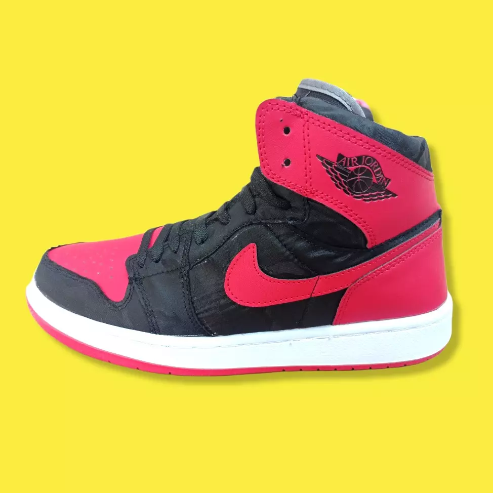 Adidas tipo Jordan, rojo y negro. 