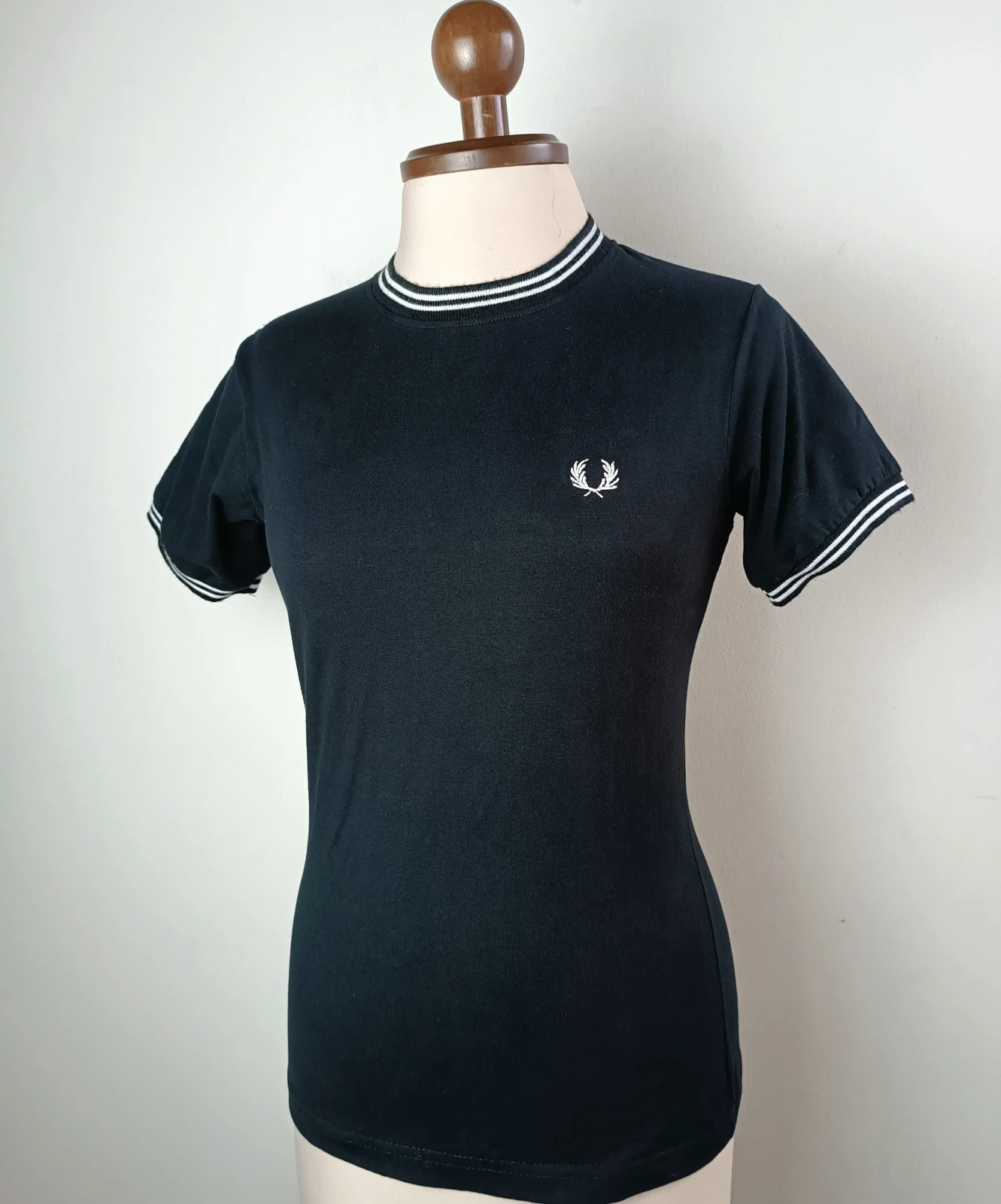 Camiseta algodon negra cuello de lineas 