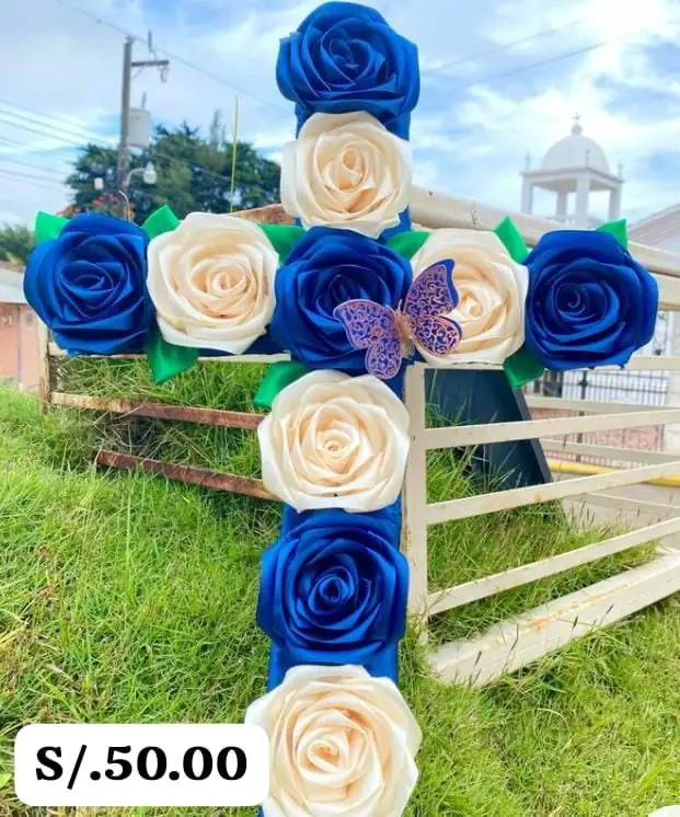 Cruz de rosas eternas azules y blancas 