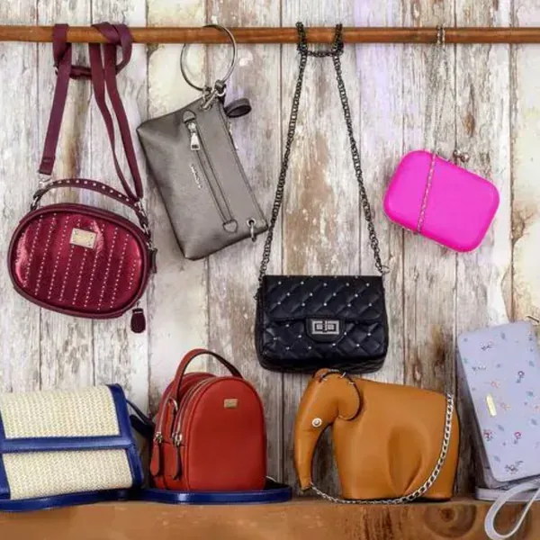 Carteras, bolsos, portacosméticos, sombreros, cinturones.