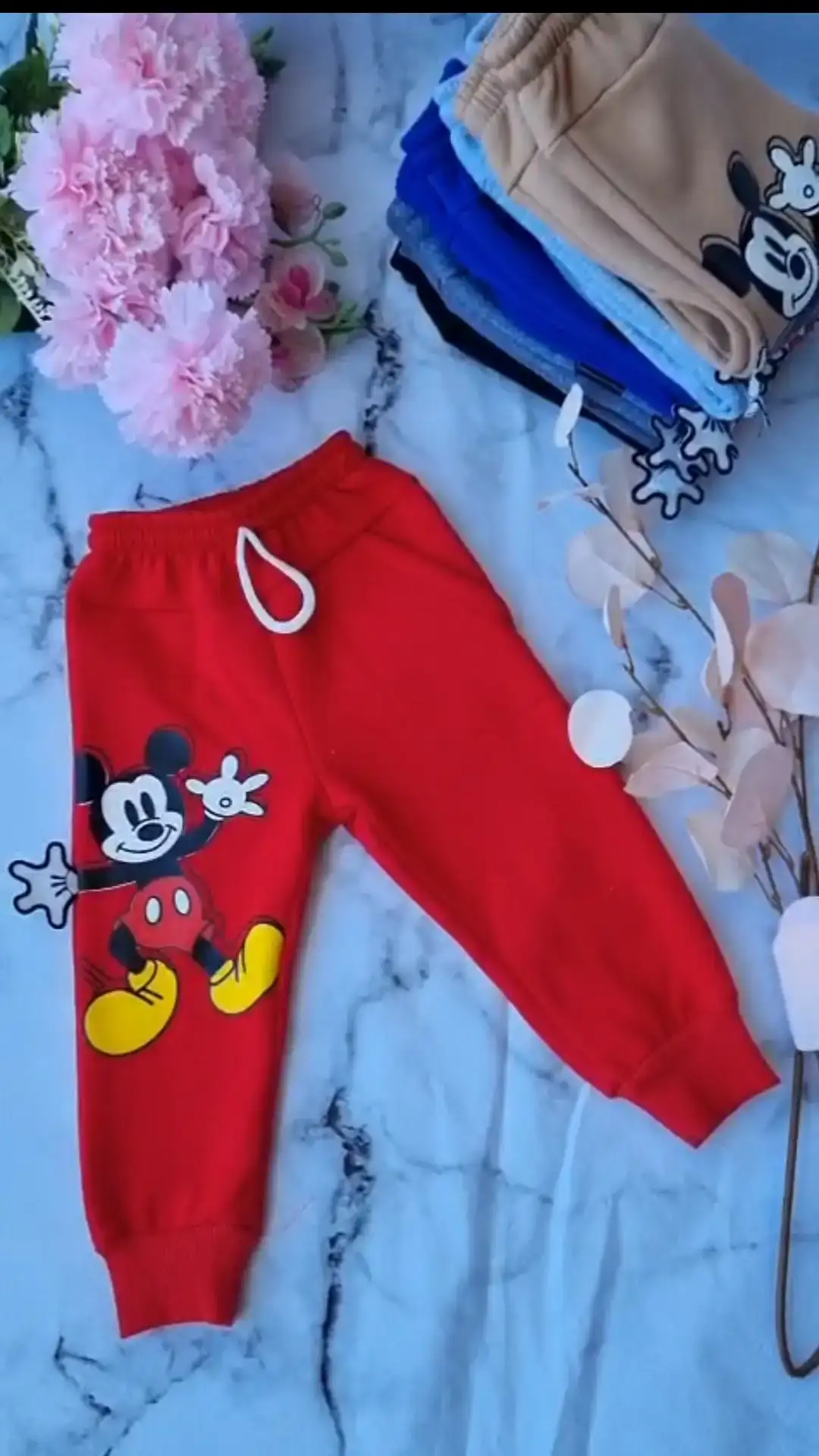 Pantalon Mickey, yoguins, frisa peinada 