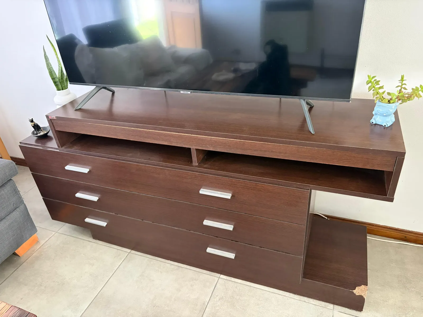 El mueble tiene 1.70 x 77cm y de profundidad 40cm detalle a la vista