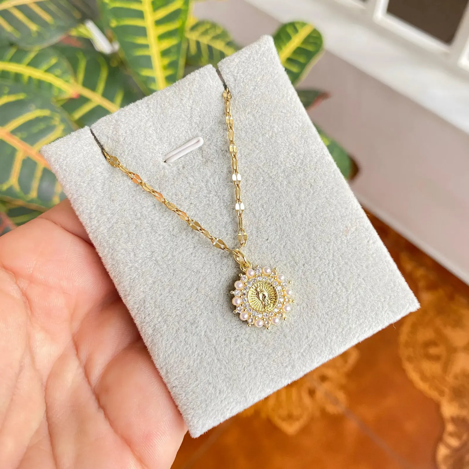 Cadena Y Dije En Acero Con Piedra Circon De Virgen Pequeña Perlas Blancas 2