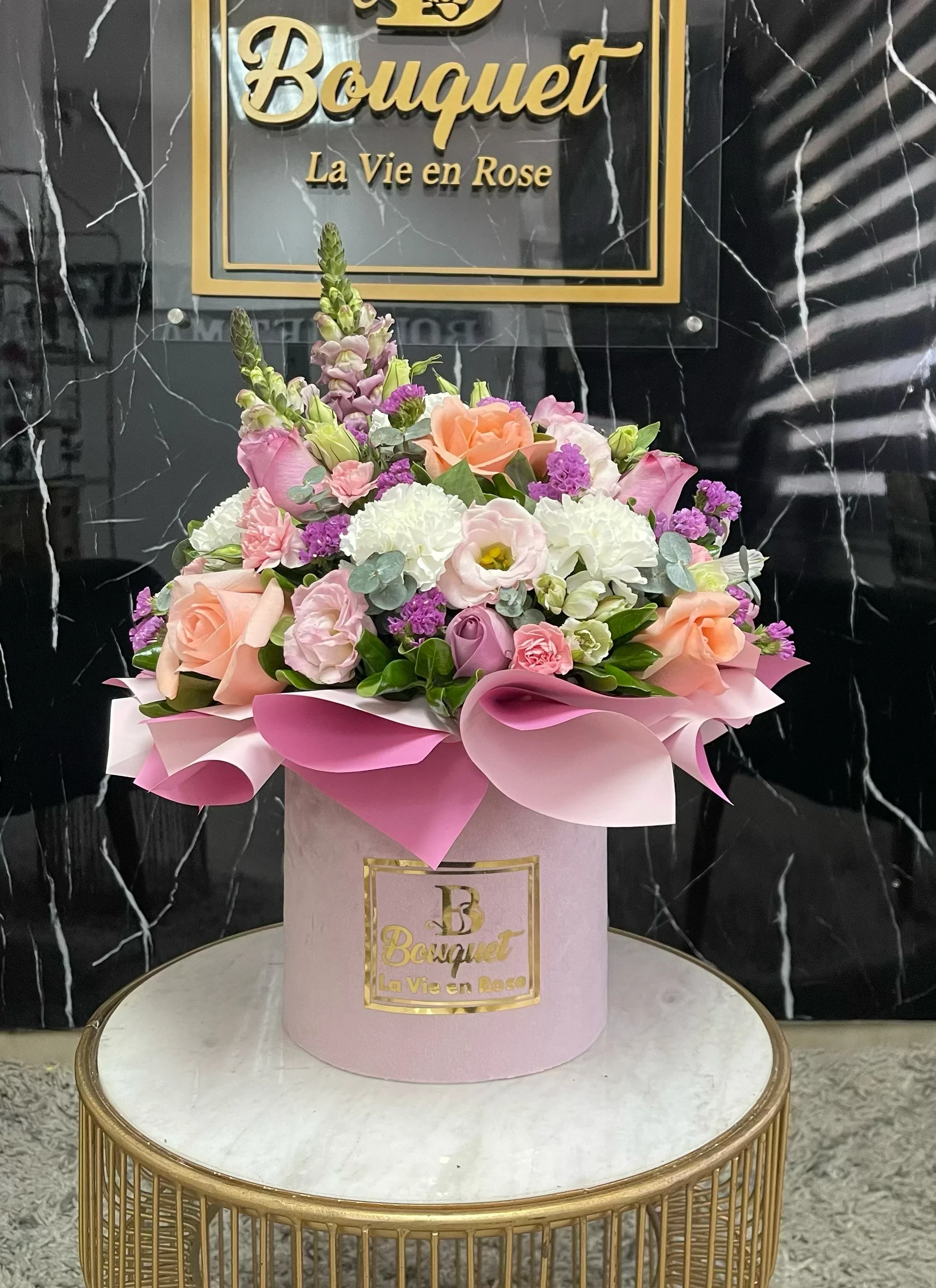 Bouquet mediano con flores surtidas y papeles  3