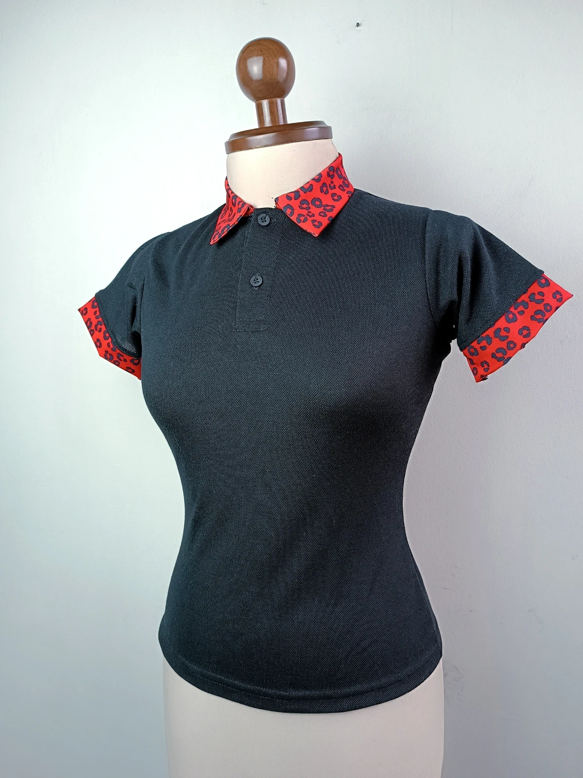 Camisa polo con cuello animal print