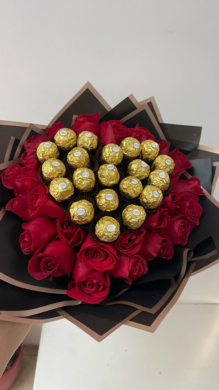 Ramillete con corazon de ferreros 