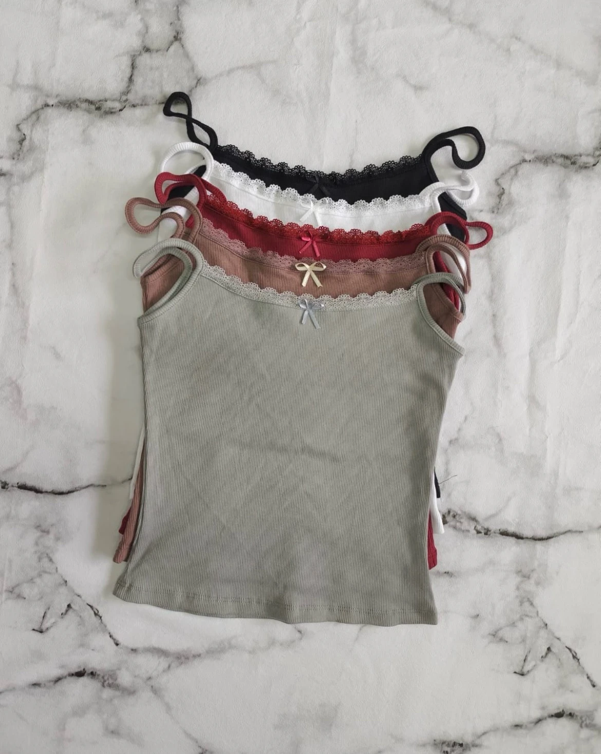 MUSCULOSA CON MOÑO