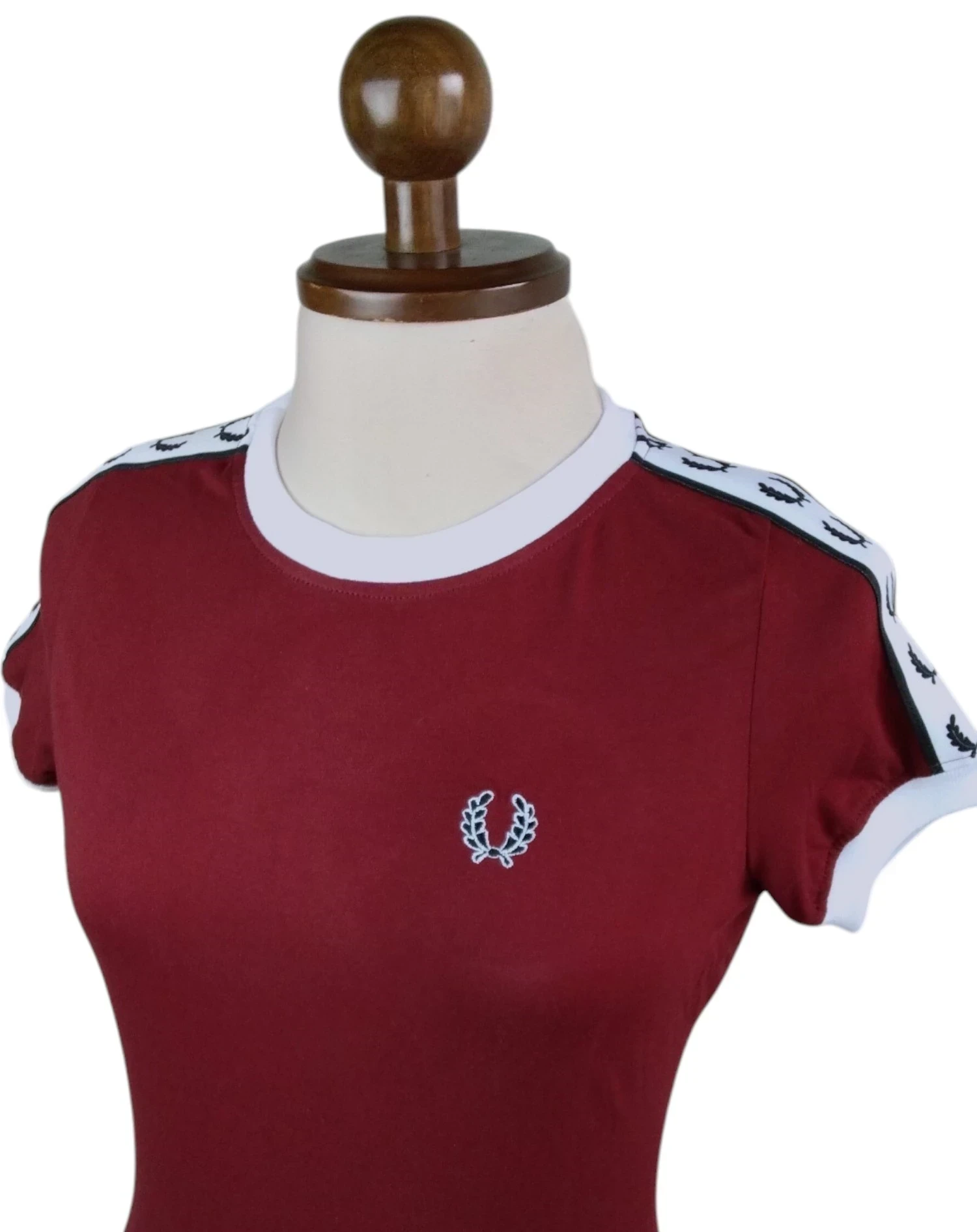 Camiseta vinotinto con cinta de laureles
