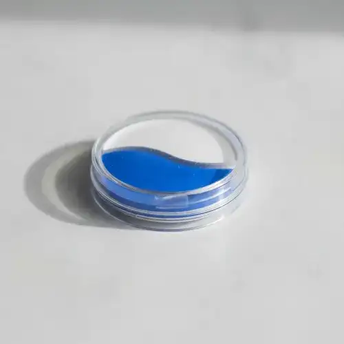 Maquillaje celeste y blanco 