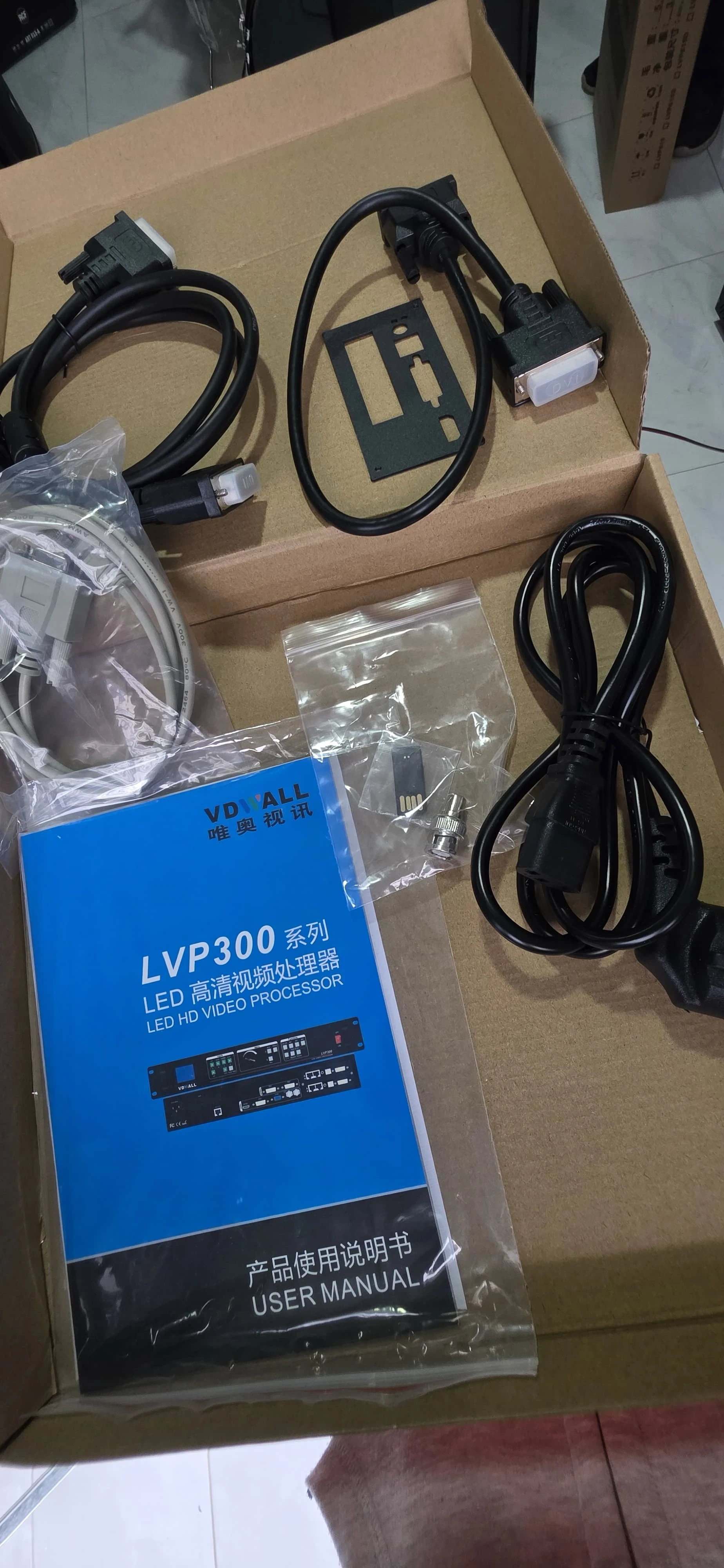 - PROCESADOR DE VIDEO LVP-300 con una salida de video  5