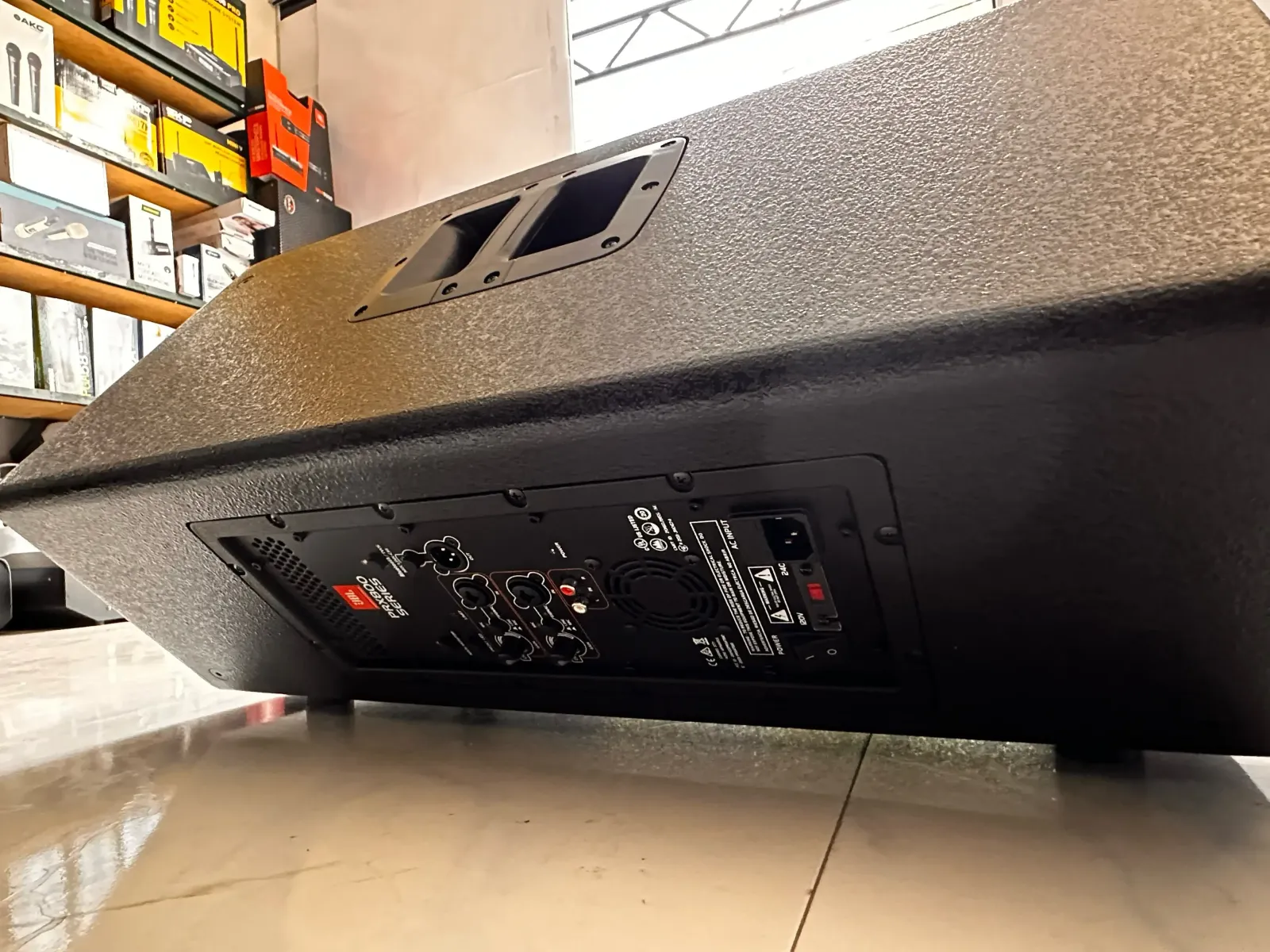 JBL PRX815W🔊🔊🔊     💵 Precio: 3850BS UNIDAD.      SOMOS DE COCHABAMBA, TAMBIEN SE REALIZAN ENVIOS A TODA BOLIVIA. El JBL PRX815 es un altavoz de rango completo diseñado para sistemas principales y monitores de suelo. Con un diseño bass-reflex de 15" y dos vías, alimentado por un amplificador clase D de 1500 vatios, el PRX815 ofrece un volumen increíble en un formato ligero y compacto. 4