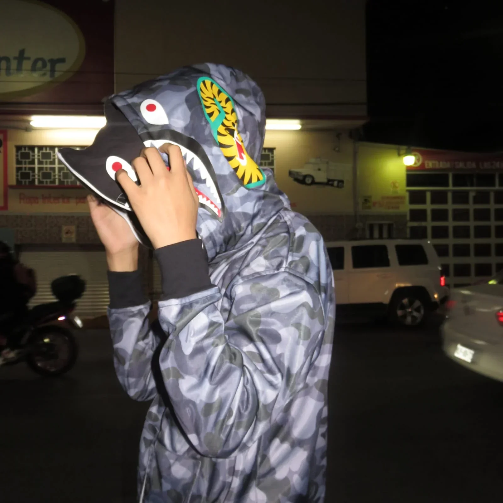 Chamarra doble gorro shark negra moteada 4