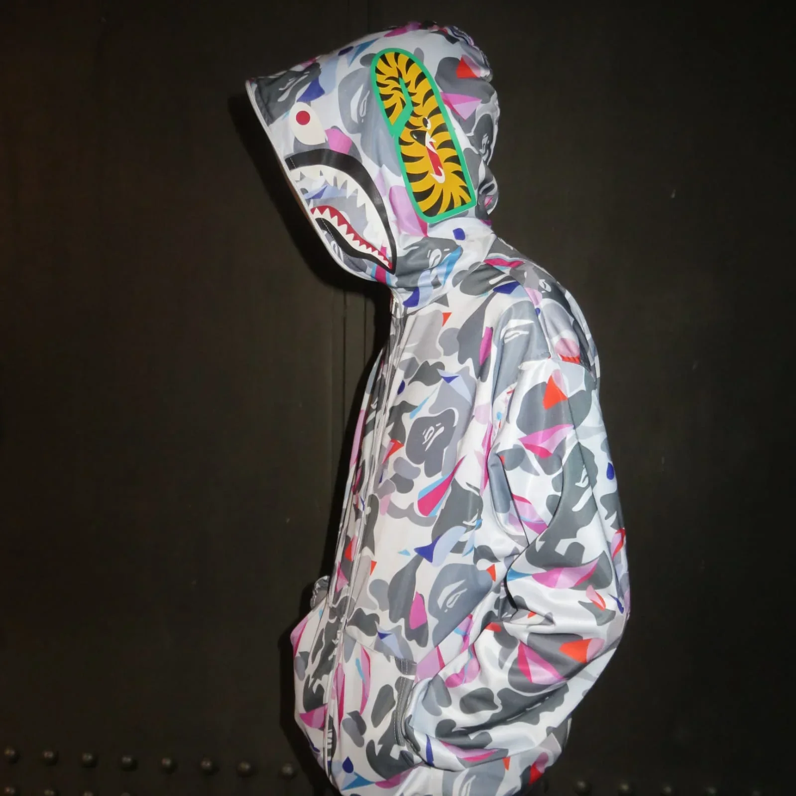 Chamarra Shark blanco con rosa moteada 6