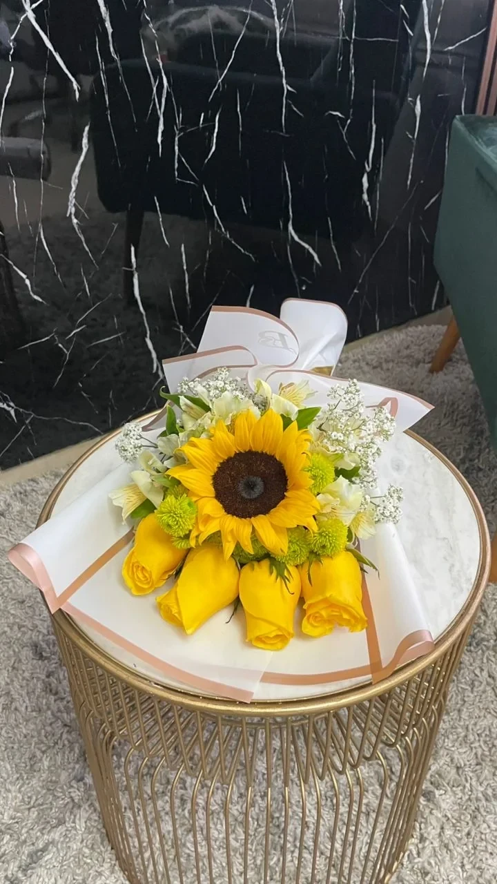 Ramillete de rosas y 1 girasol