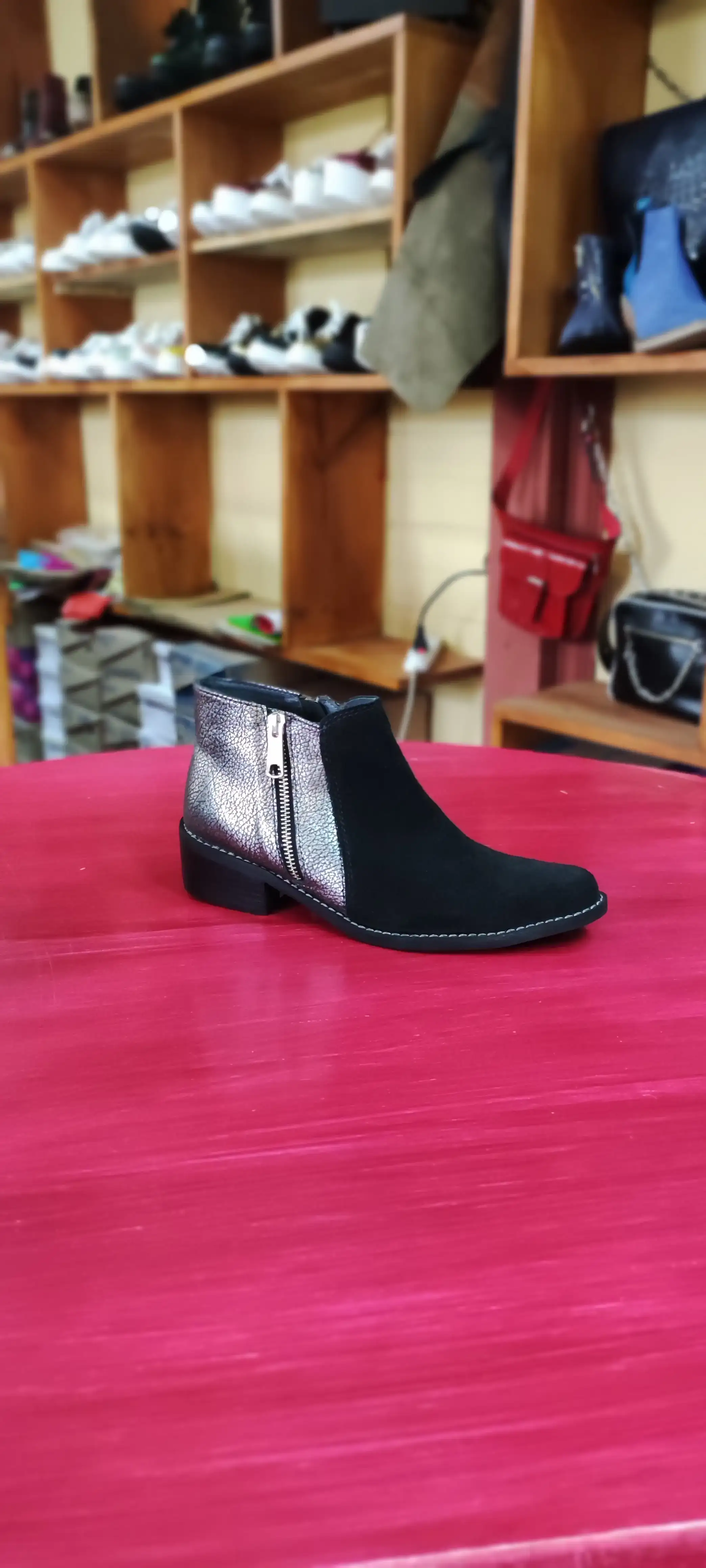 Zapato negro con talon plata