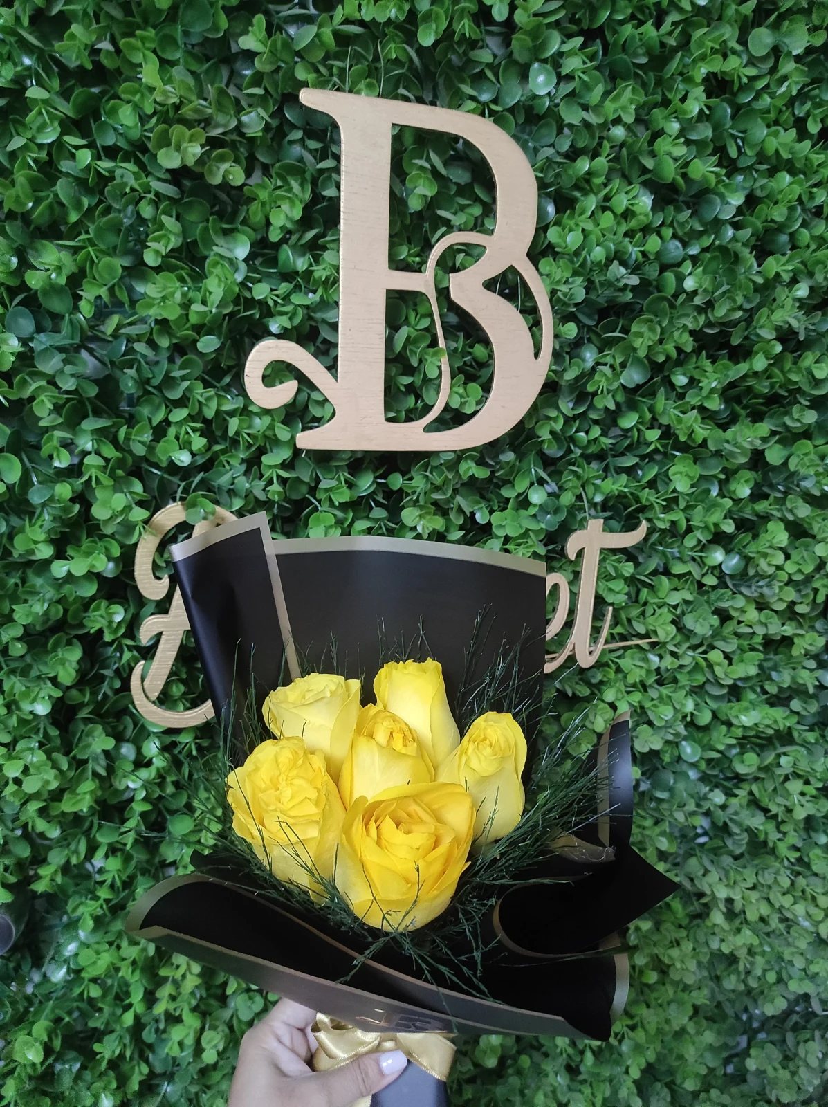 Ramillete de rosas y follaje verde 