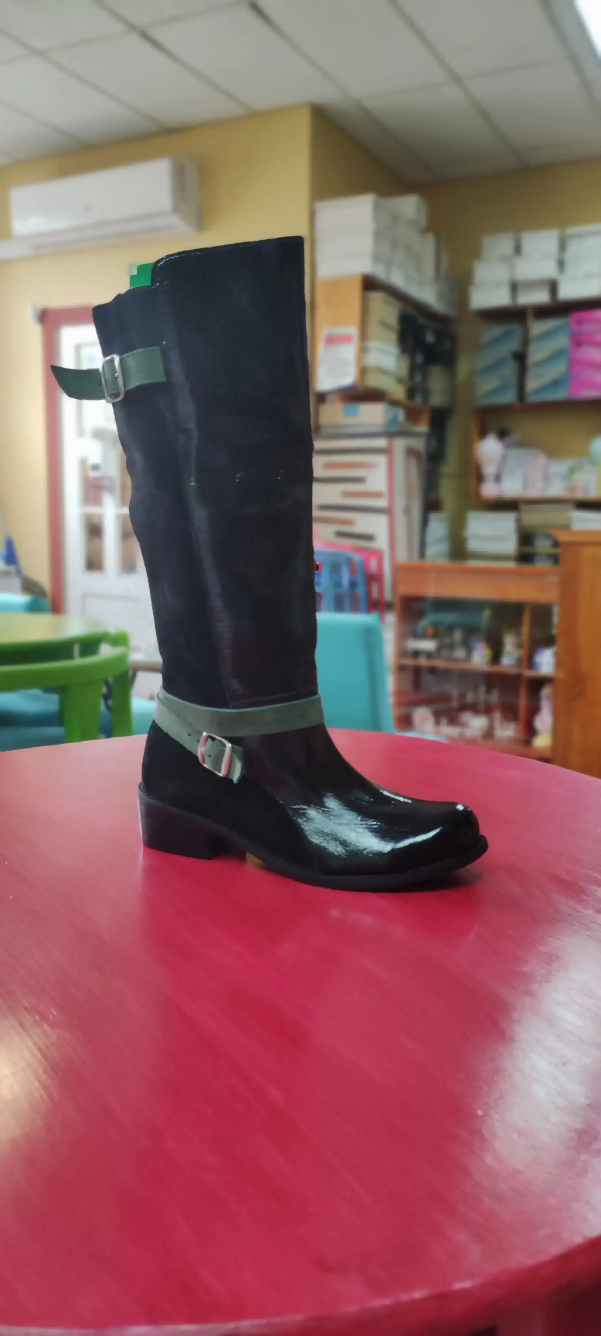 Bota alta negra hebilla