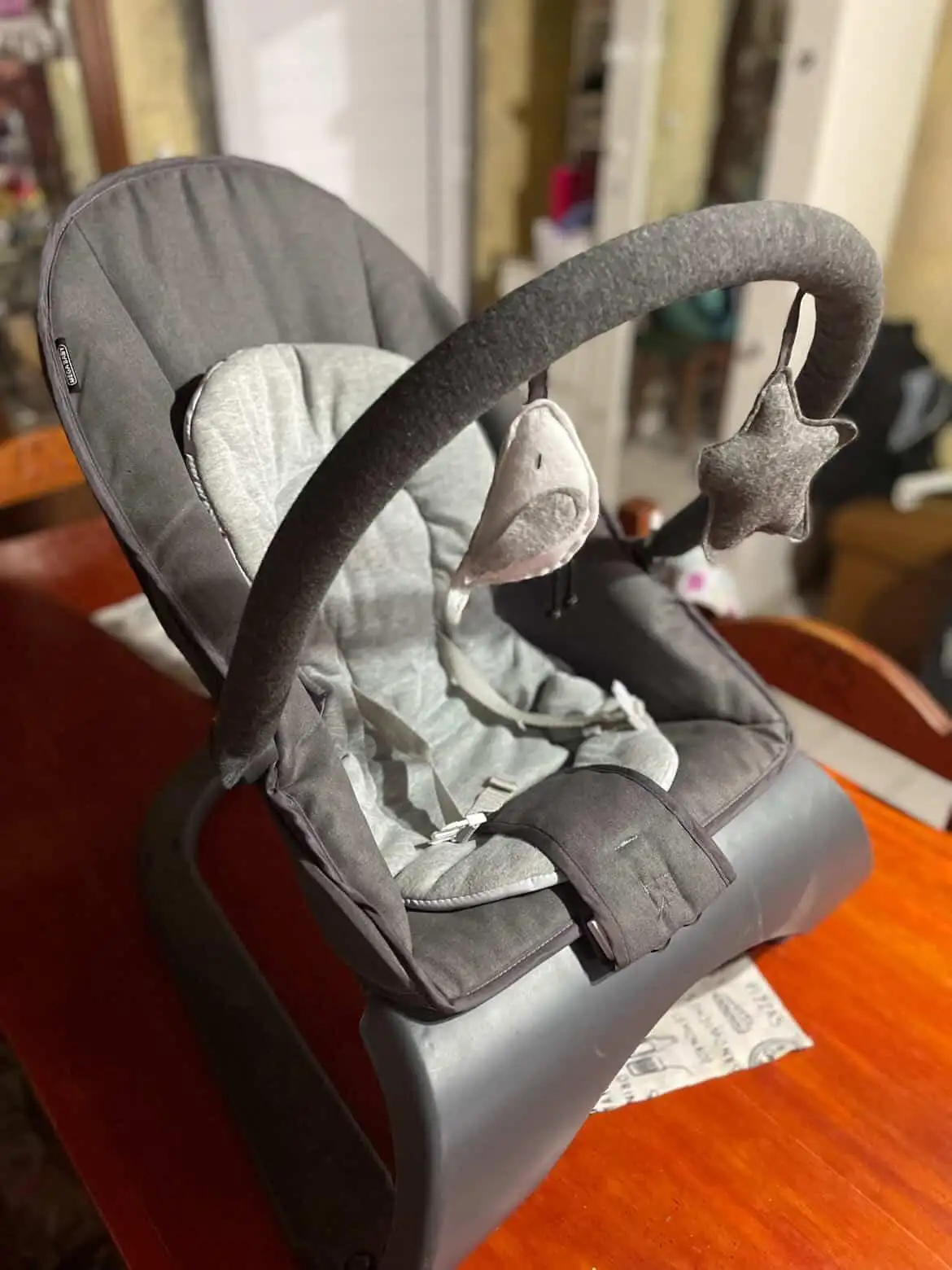 Silla mecedora de bebé con música y vibración está en perfecto estado.