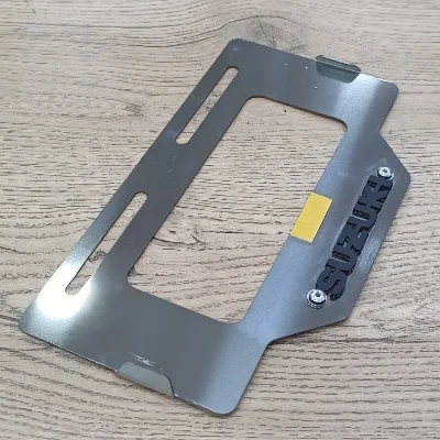 Suzuki / Porta placa cromado 3d negro ML GN 125 / AX 4 / AX 100 / GIXXER / DR 150 / GS / V STROM / DR 160 / DR 200 / BEST 125