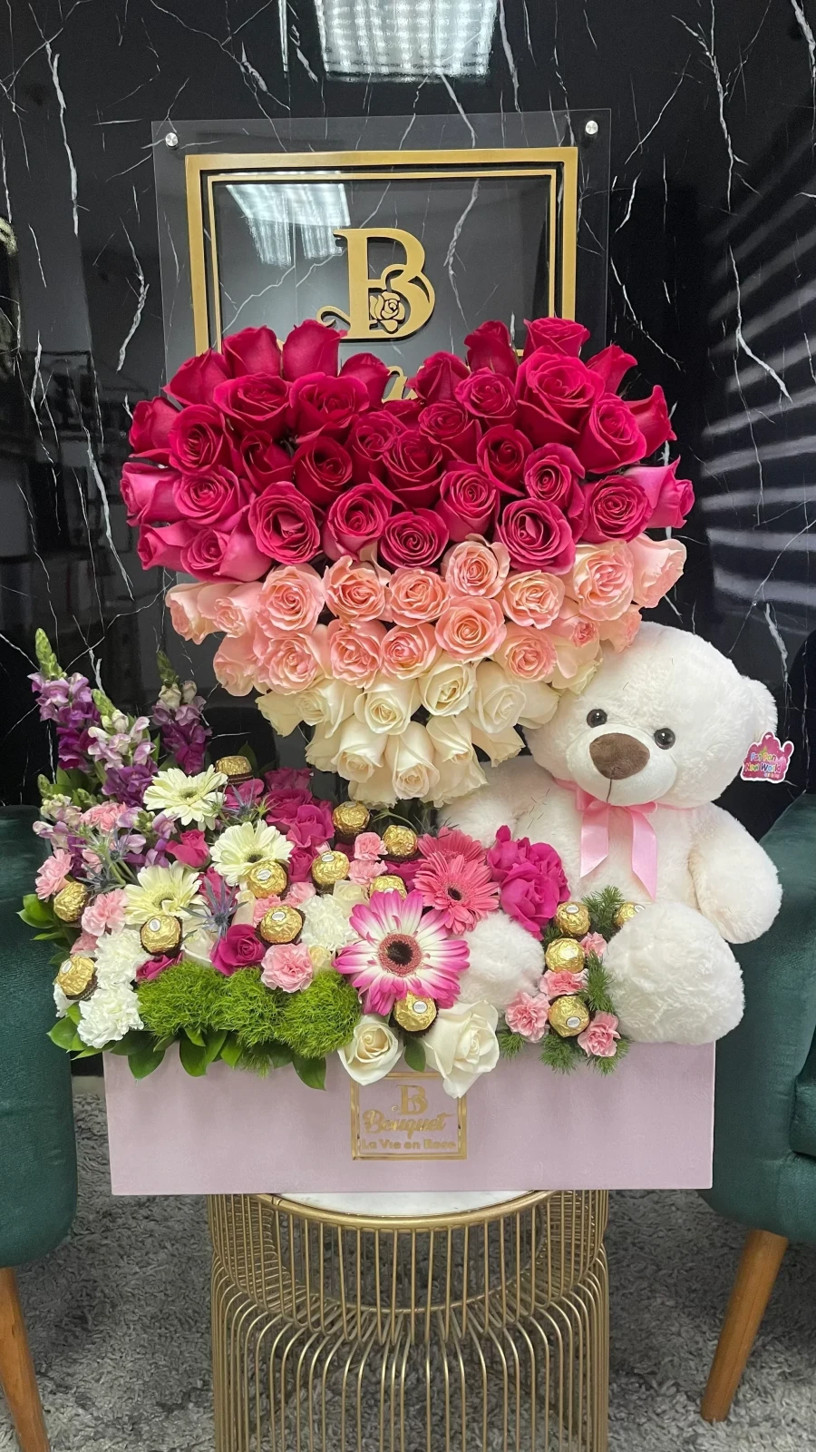 Corazon elevado degradado con jardin y peluche