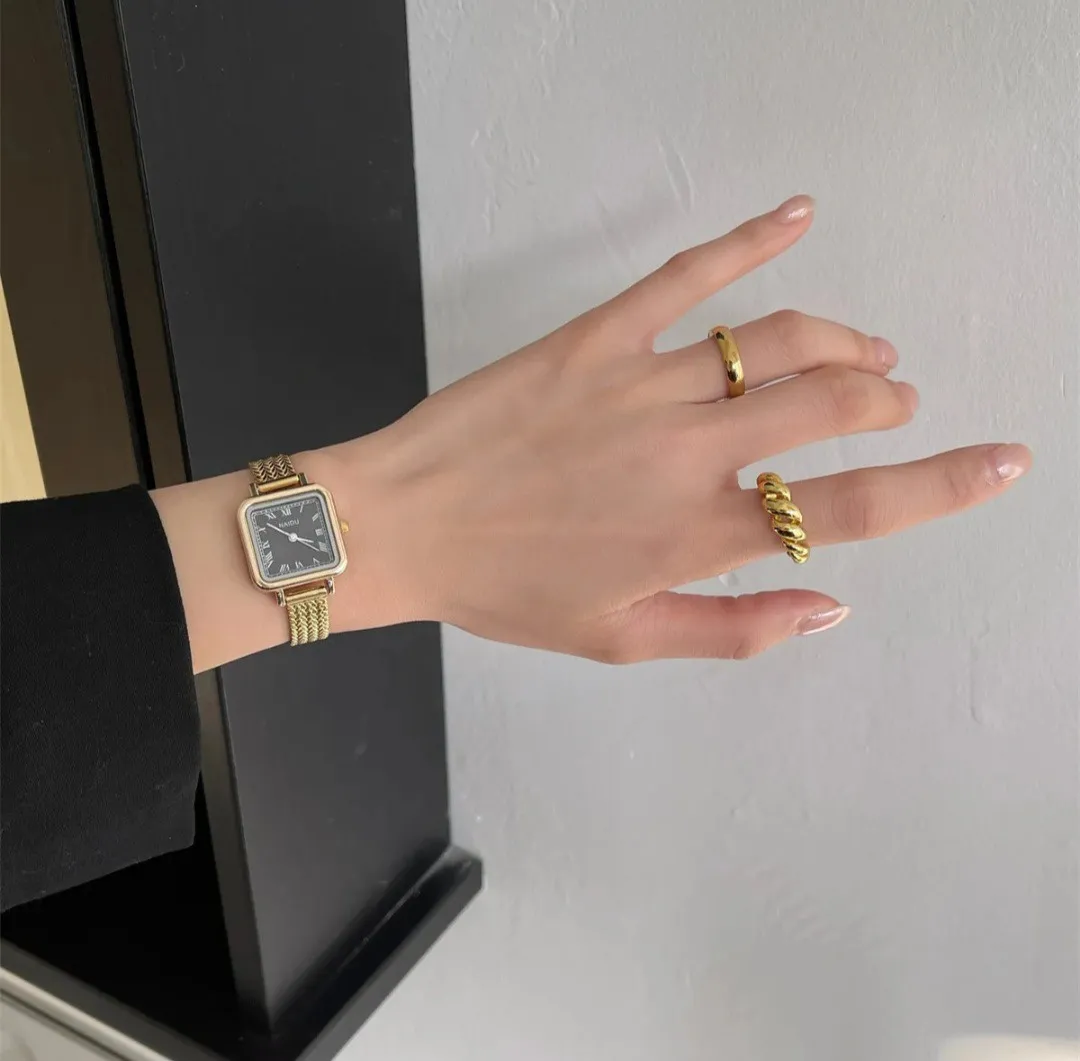 Reloj Naidu Original Acero Análogo Cuadrado Dorado Fondo Negro 4