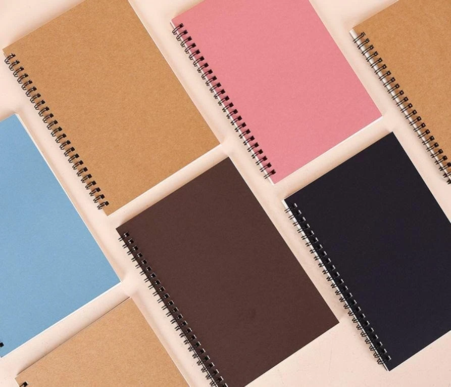 CUADERNO CON ESPIRAL Y CUBIERTA DE PAPEL KRAFT A5 100 HOJAS