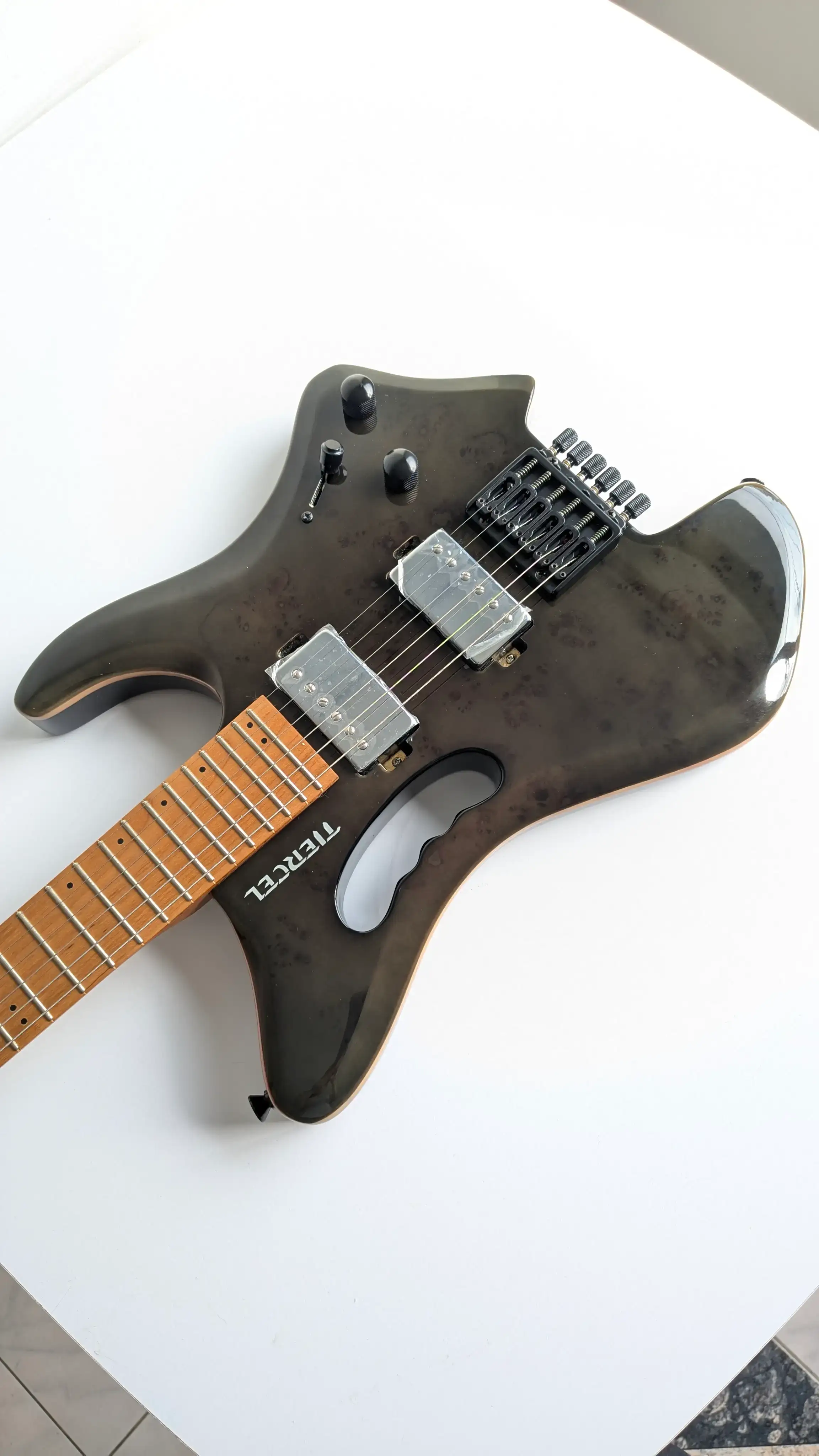 Guitarra Eléctrica Headless Tiercel Black Lake  4