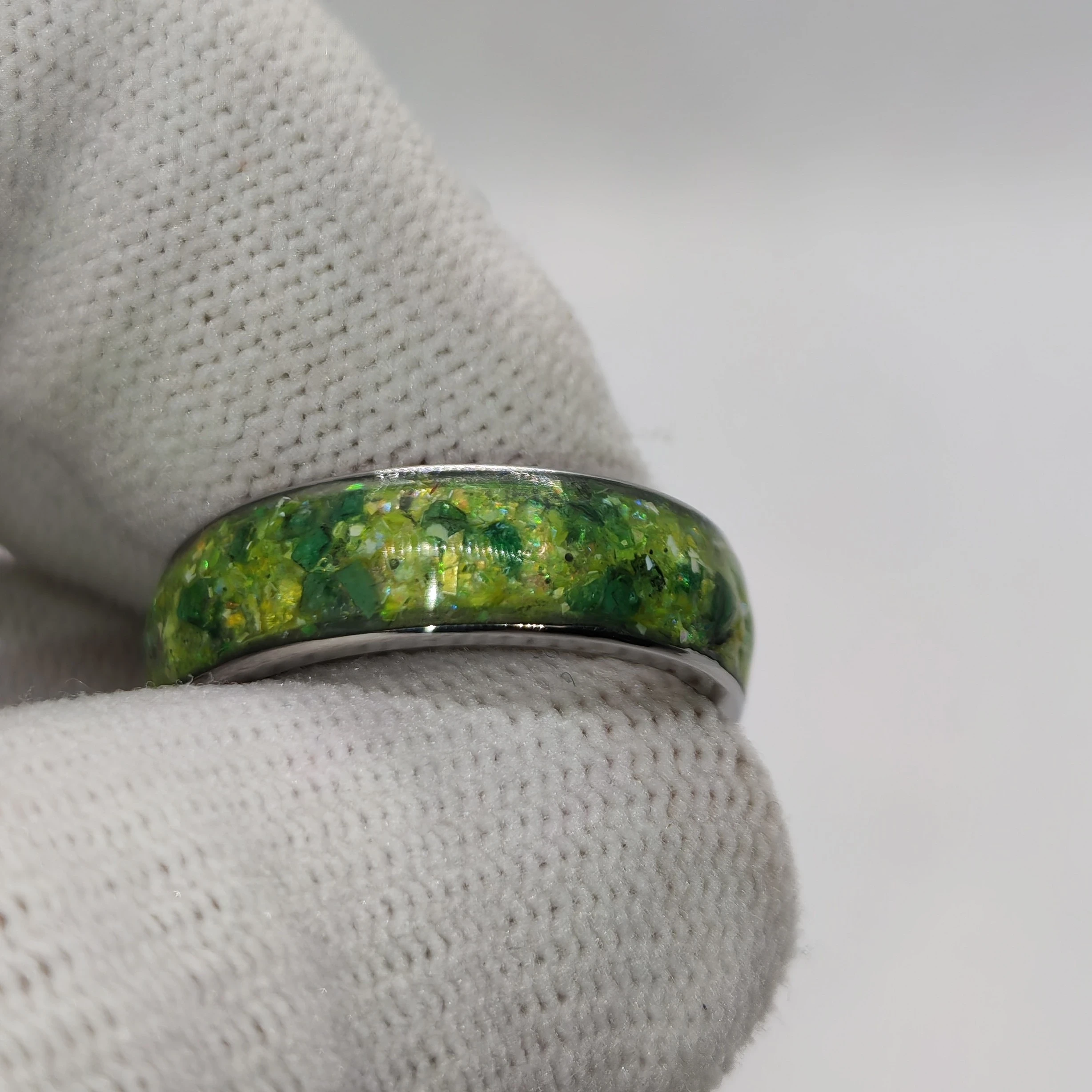 Anillo talla 6 con Esmeraldas y Destellos de Mica Verde Boreal 3
