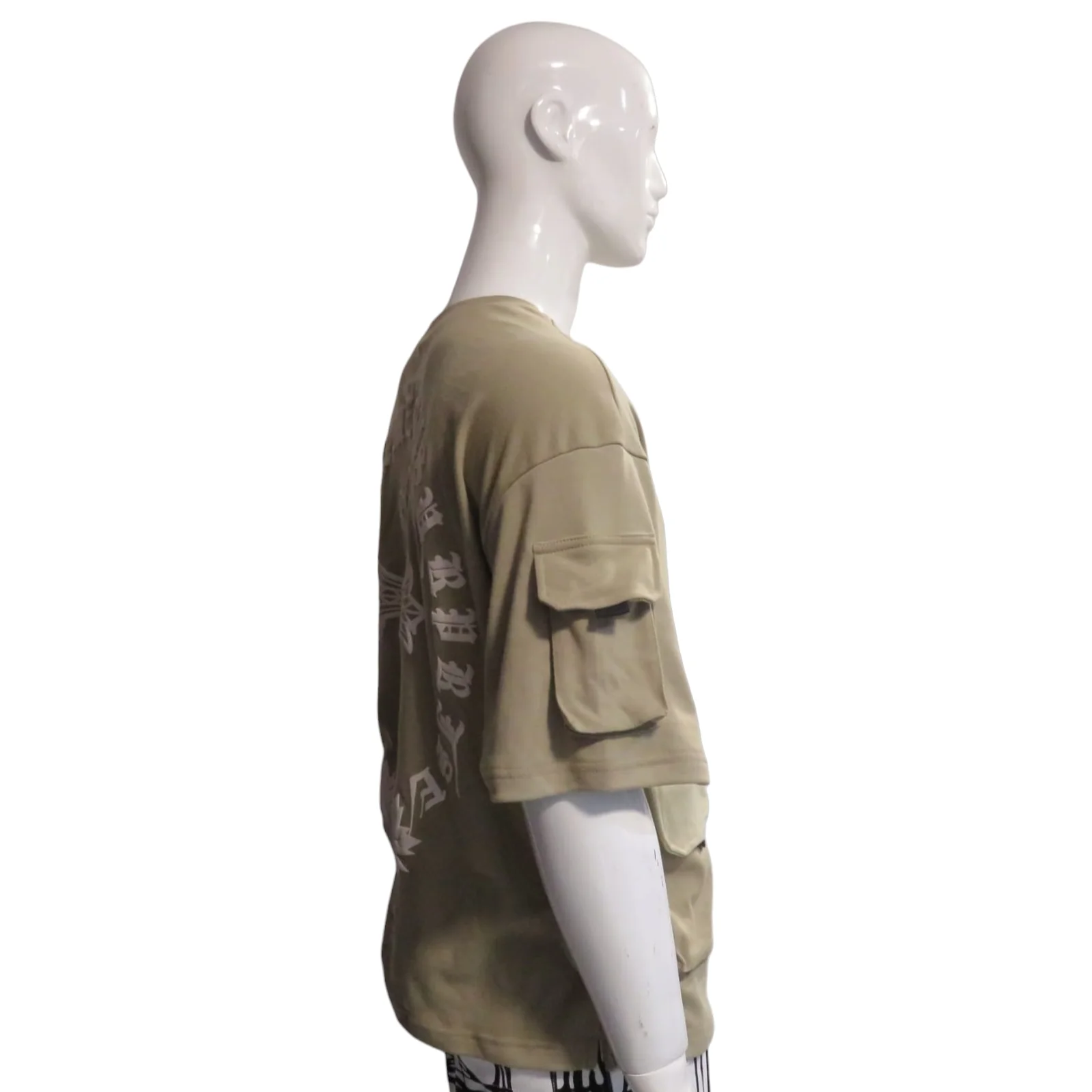 Playera beige de bolsas 2