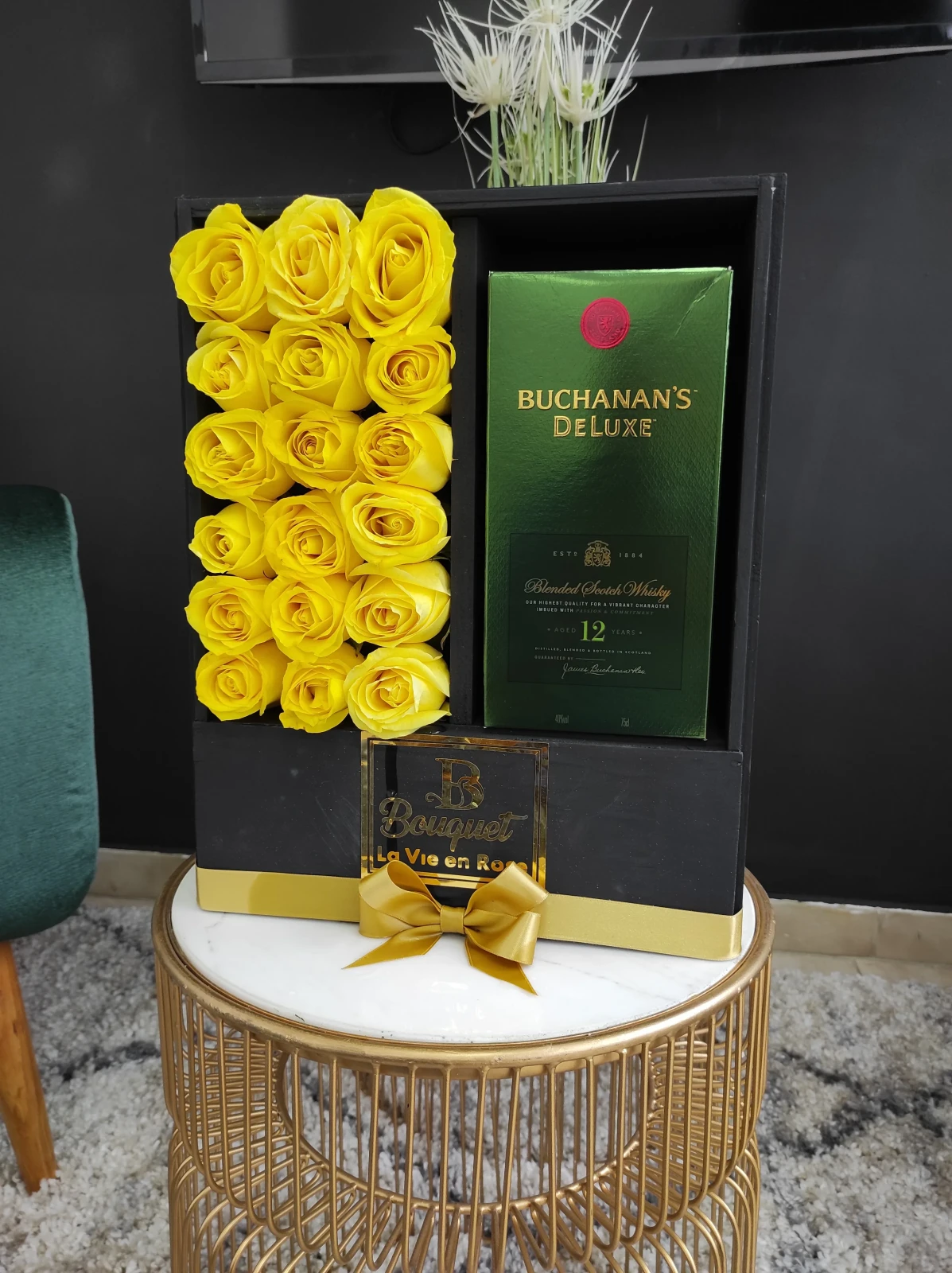 Caja con rosas y botella de whisky 12 años