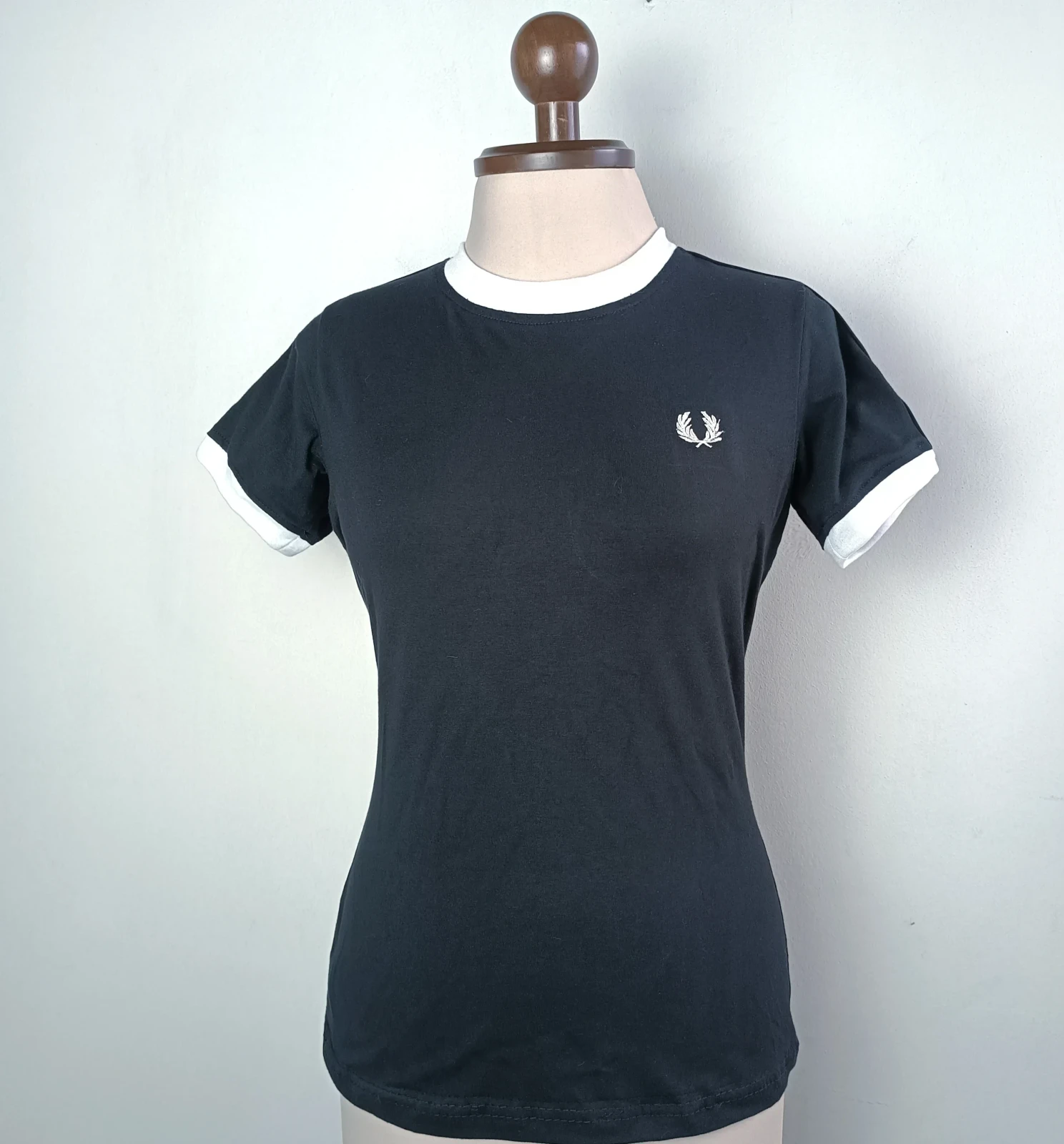 Camiseta algodón negro cinta de laureles 2