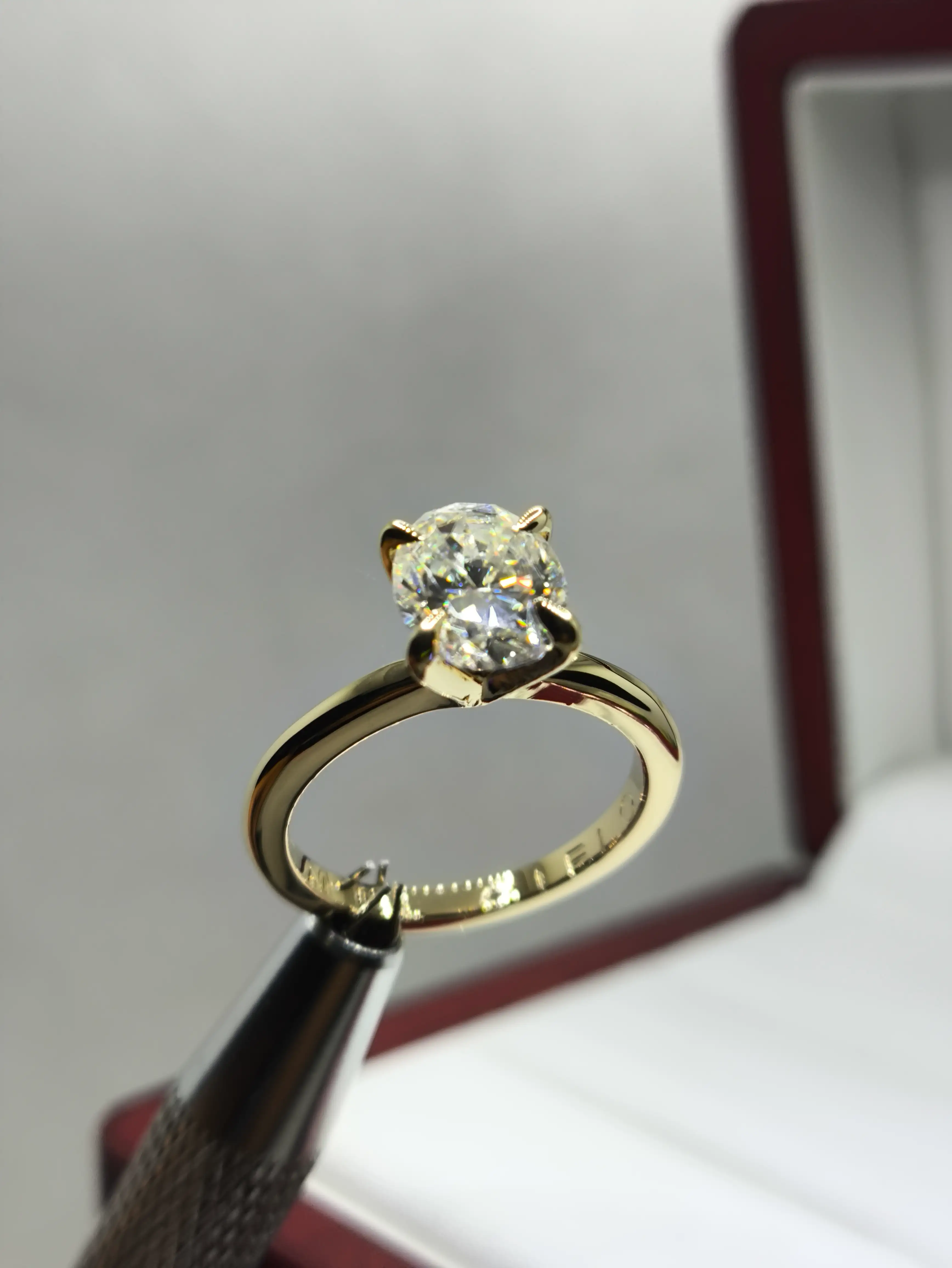 Solitario Oval 2ct moissanita central  3