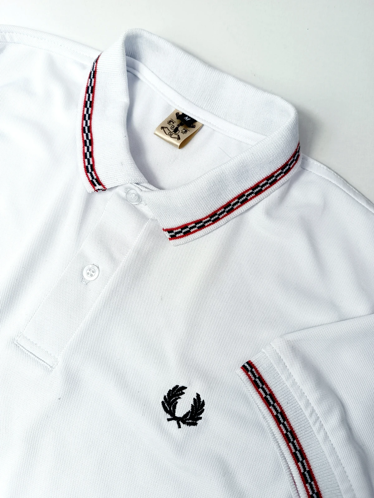Camisa polo blanca con cuadros 