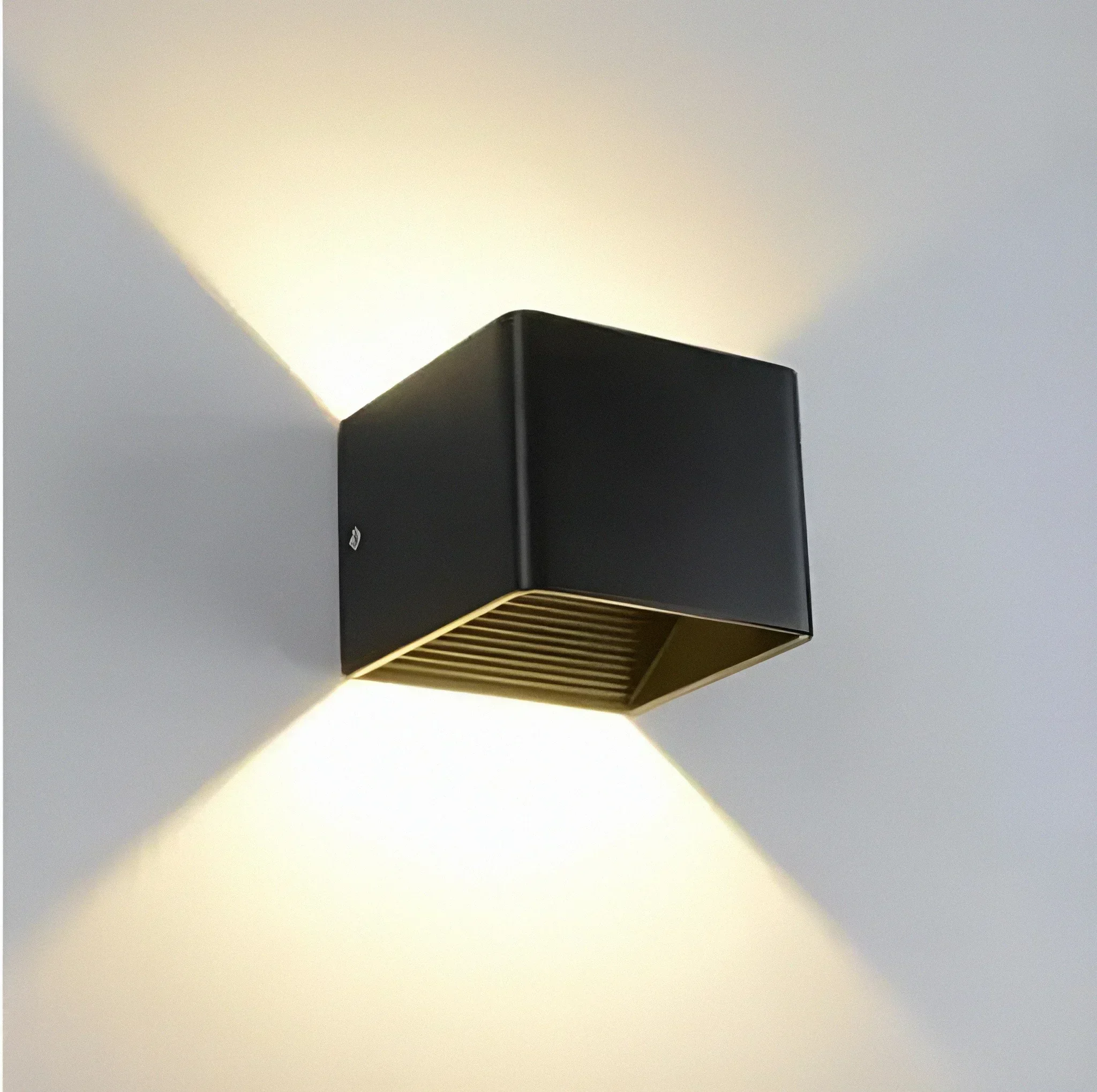 APLIQUE PARED CUADRA 5W LUZ CALIDA/3000K