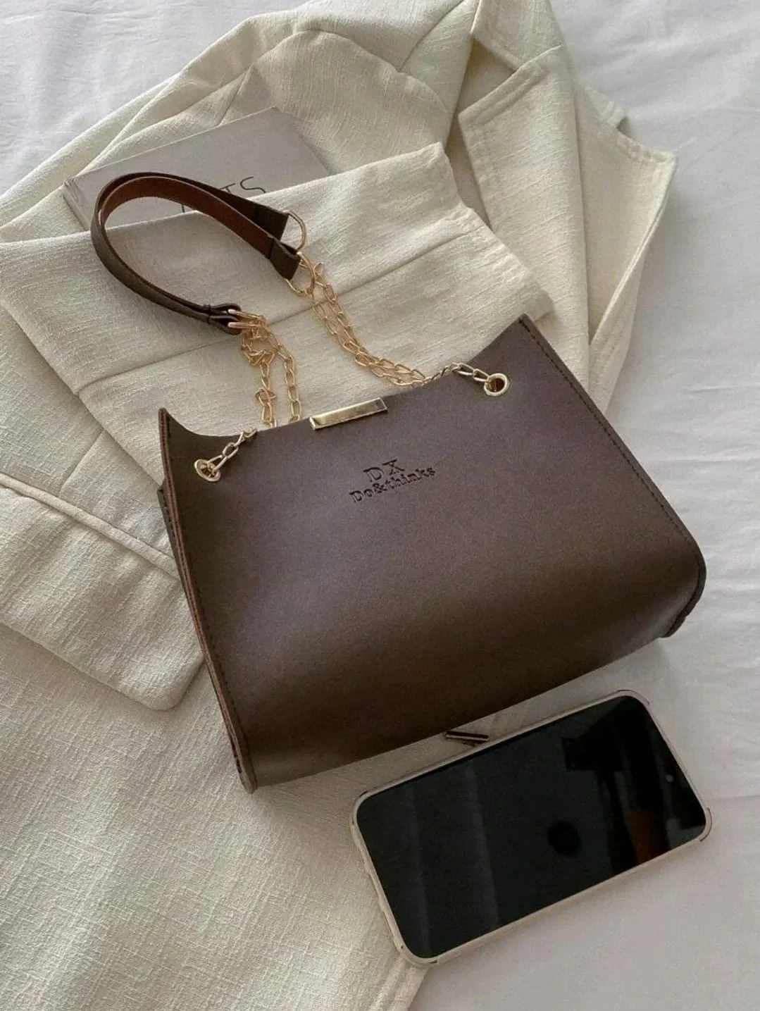 Hermosa y amplia cartera con cadera  3